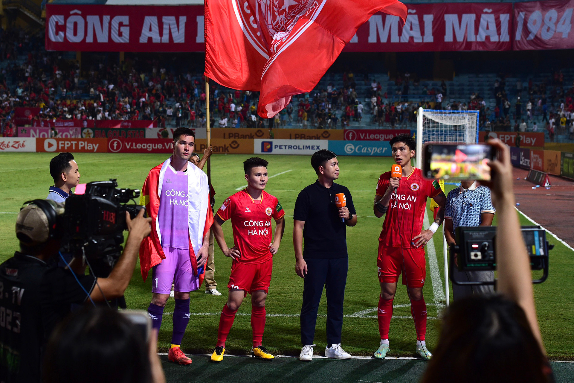 Filip Nguyễn, Quang Hải và Văn Hậu trả lời phỏng vấn sau khi kết thúc hành trình V-League 2023 với danh hiệu vô địch.