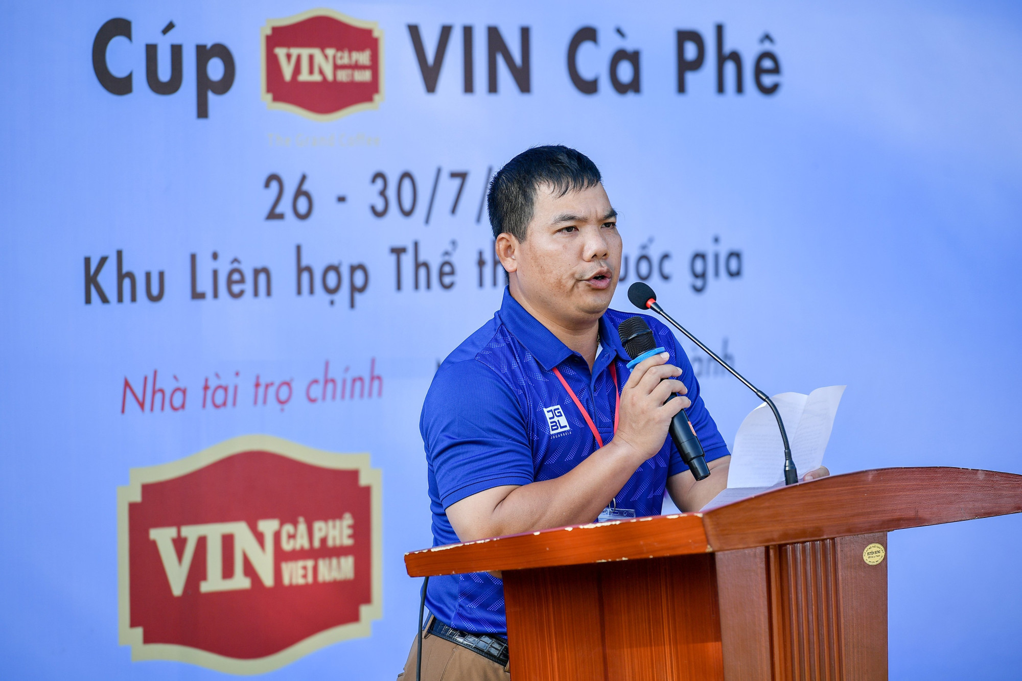 Ông Hoàng Trung Kiên, Phó Chủ tịch Liên đoàn Bóng chày và Bóng mềm Việt Nam phát biểu tại Lễ khai mạc.