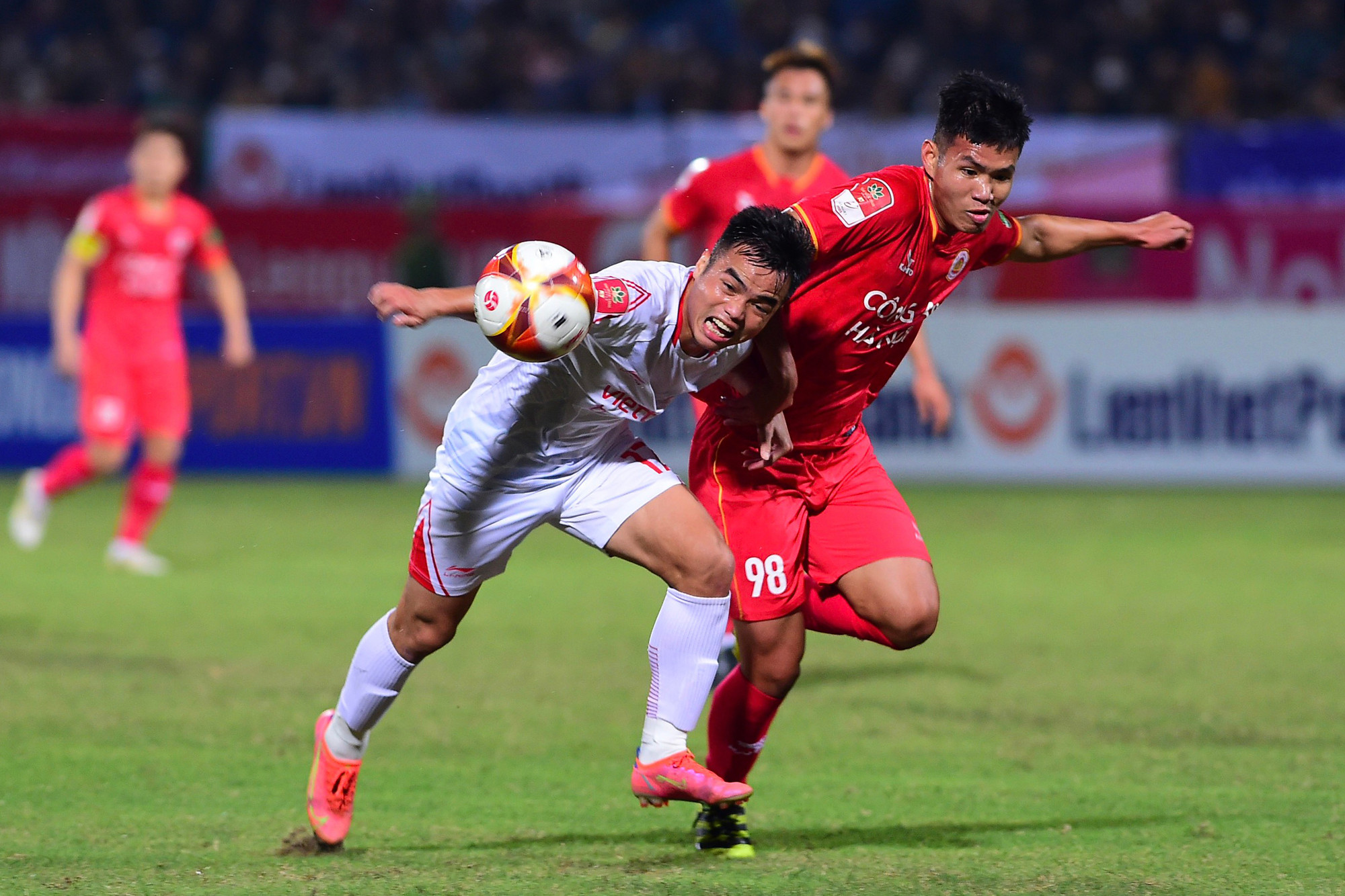 Hiệp 1 kết thúc với tỷ số 1-0 nghiêng về Viettel.
