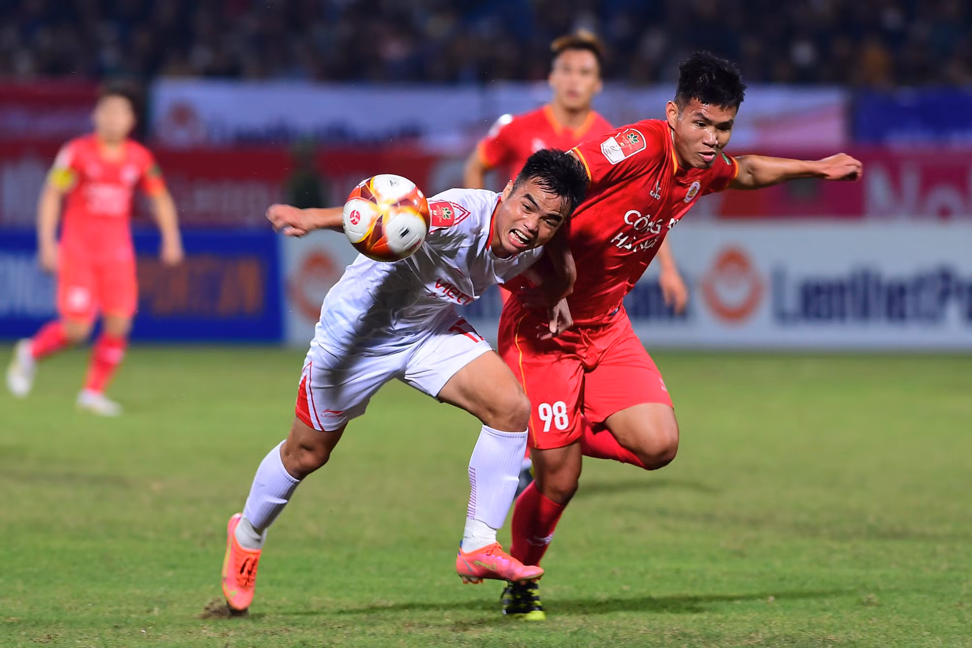 Hiệp 1 kết thúc với tỷ số 1-0 nghiêng về Viettel. Hiệp 1 kết thúc với tỷ số 1-0 nghiêng về Viettel.