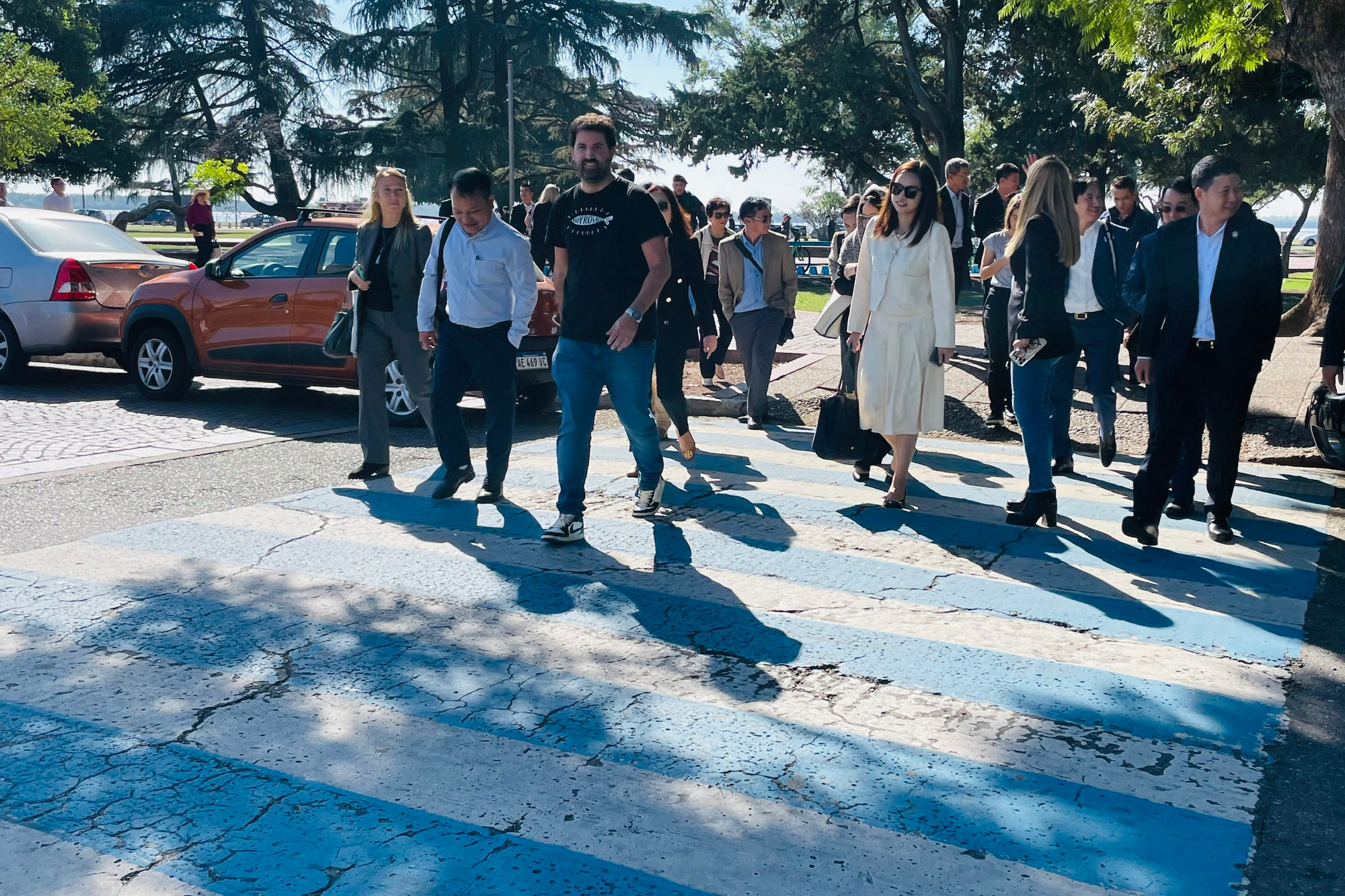 Những lối qua đường với những vạch sơn trắng xanh gợi nhớ Đội tuyển bóng đá Argentina và danh thủ Messi huyền thoại. Những lối qua đường với những vạch sơn trắng xanh gợi nhớ Đội tuyển bóng đá Argentina và danh thủ Messi huyền thoại.