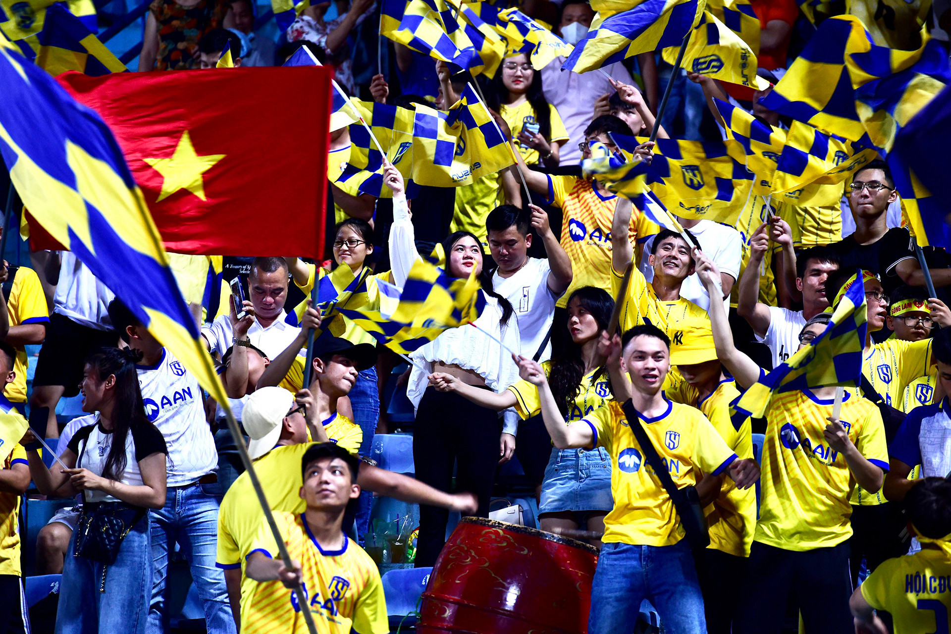 Hội cổ động viên Sông Lam Nghệ An đến với Hàng Đẫy để tiếp lửa đội bóng xứ Nghệ.