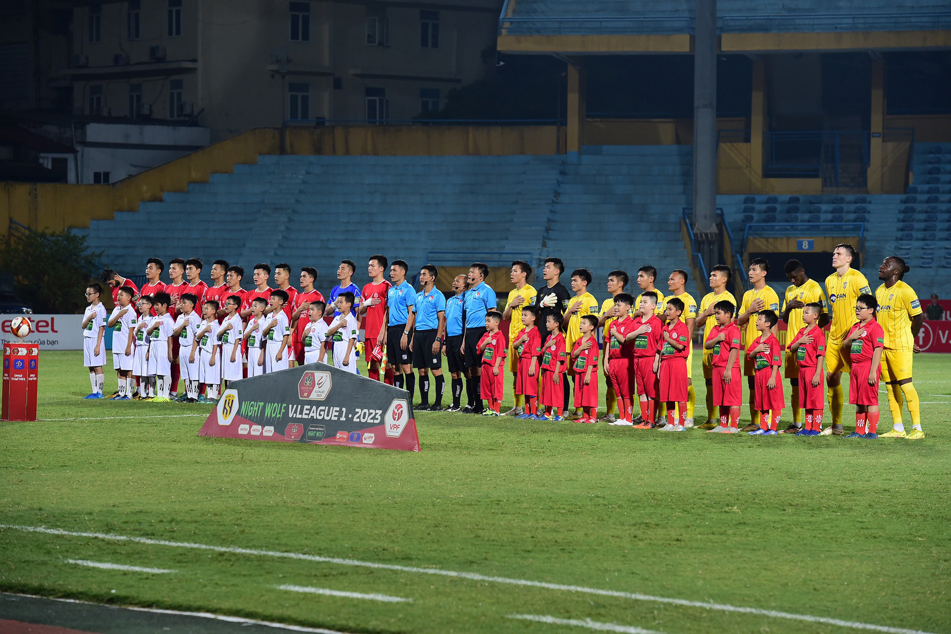 Đội hình xuất phát của Viettel và Sông Lam Nghệ An.