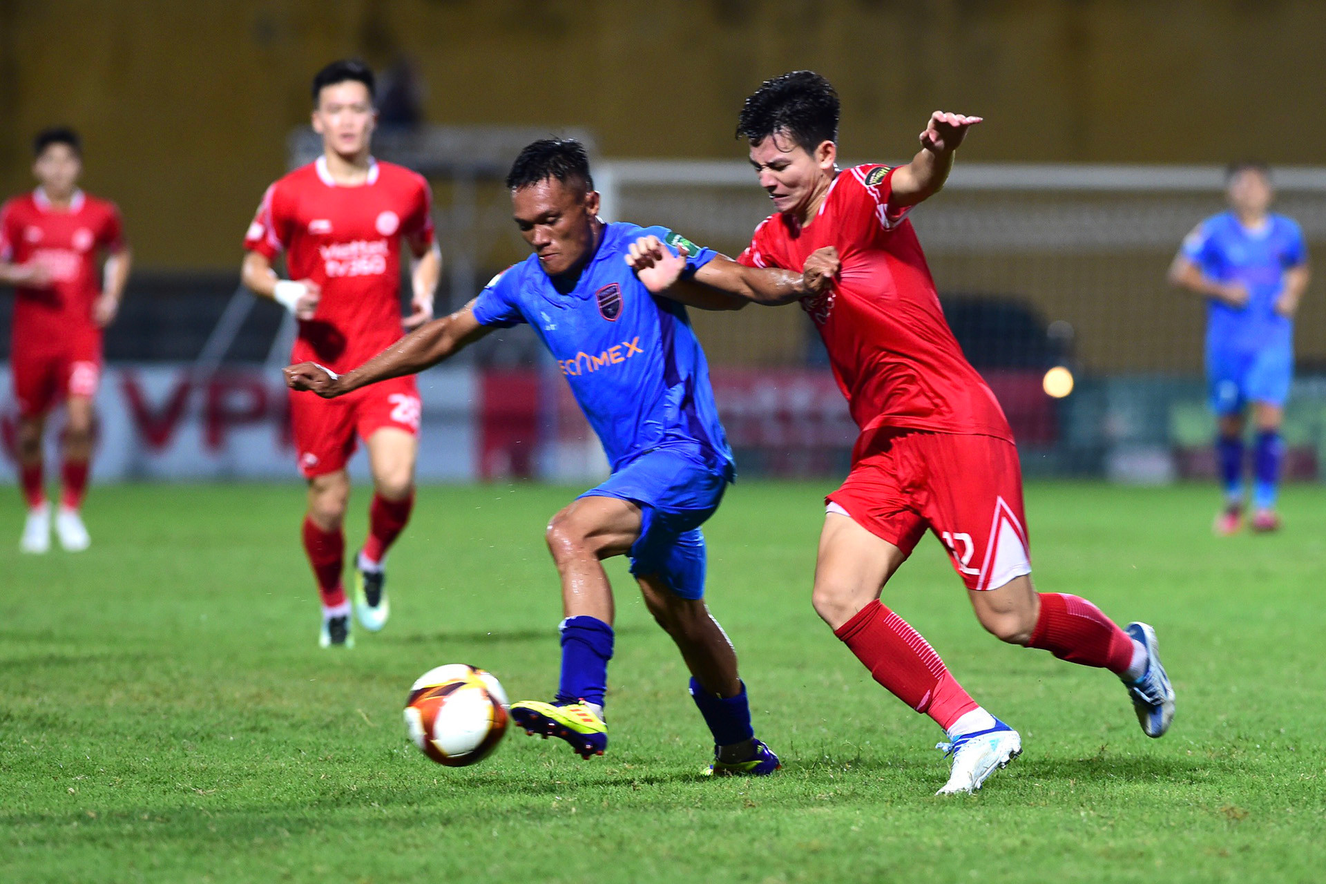 Thành viên của đội tuyển Việt Nam nỗ lực trong màu áo lính.