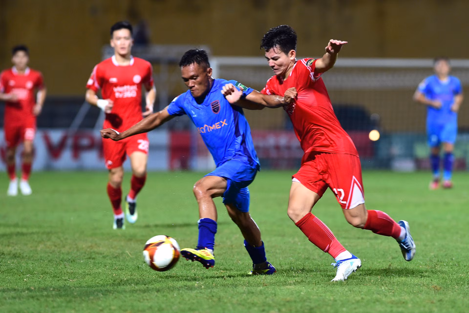 Thành viên của đội tuyển Việt Nam nỗ lực trong màu áo lính.