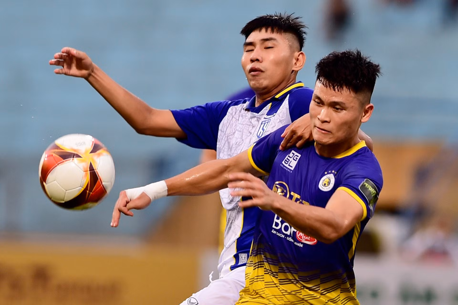 Tiền đạo Phạm Tuấn Hải gặp khó khăn khi áp sát khung thành Sông Lam Nghệ An.