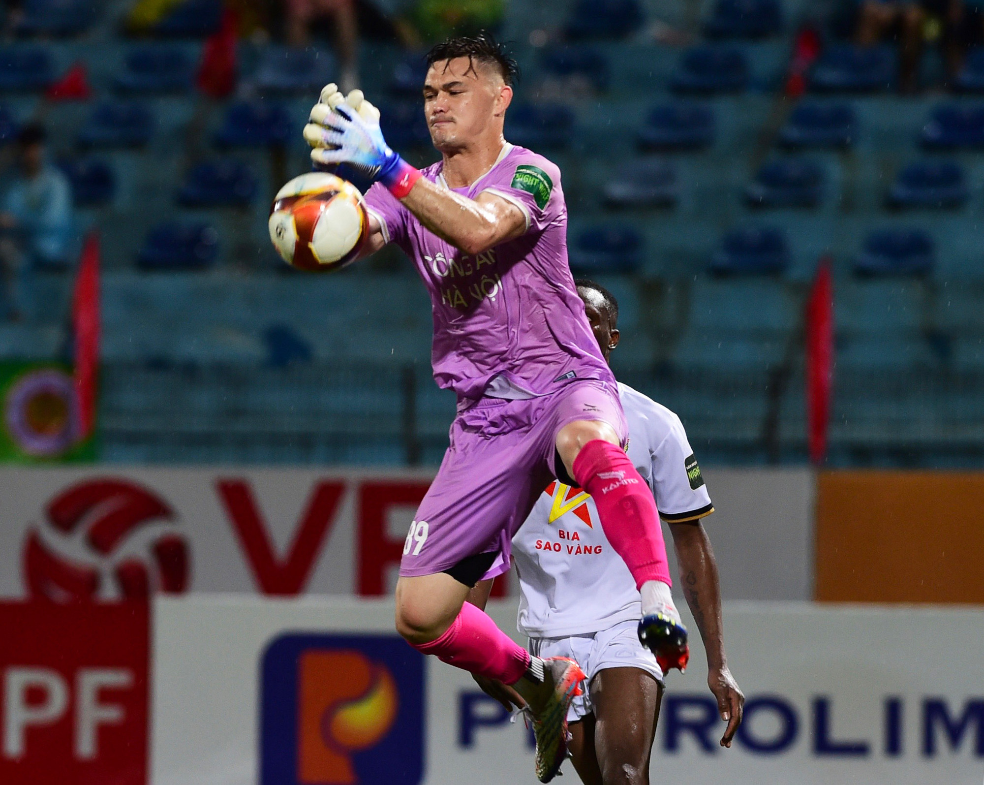 Thủ môn Lê Giang của Công an Hà Nội hoạt động tích cực để cứu nhiều bàn thua trông thấy cho đội nhà.