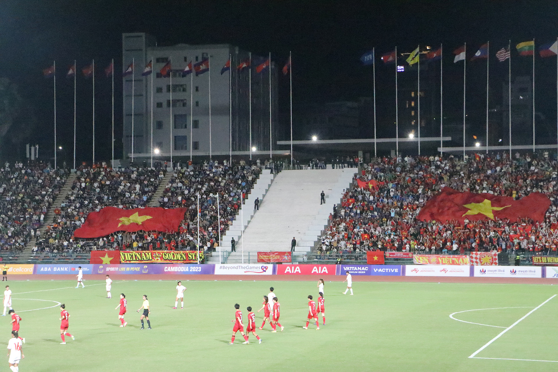 Niềm vui vỡ òa của các cổ động viên Việt Nam trên sân vận động quốc gia Olympic. Niềm vui vỡ òa của các cổ động viên Việt Nam trên sân vận động quốc gia Olympic.