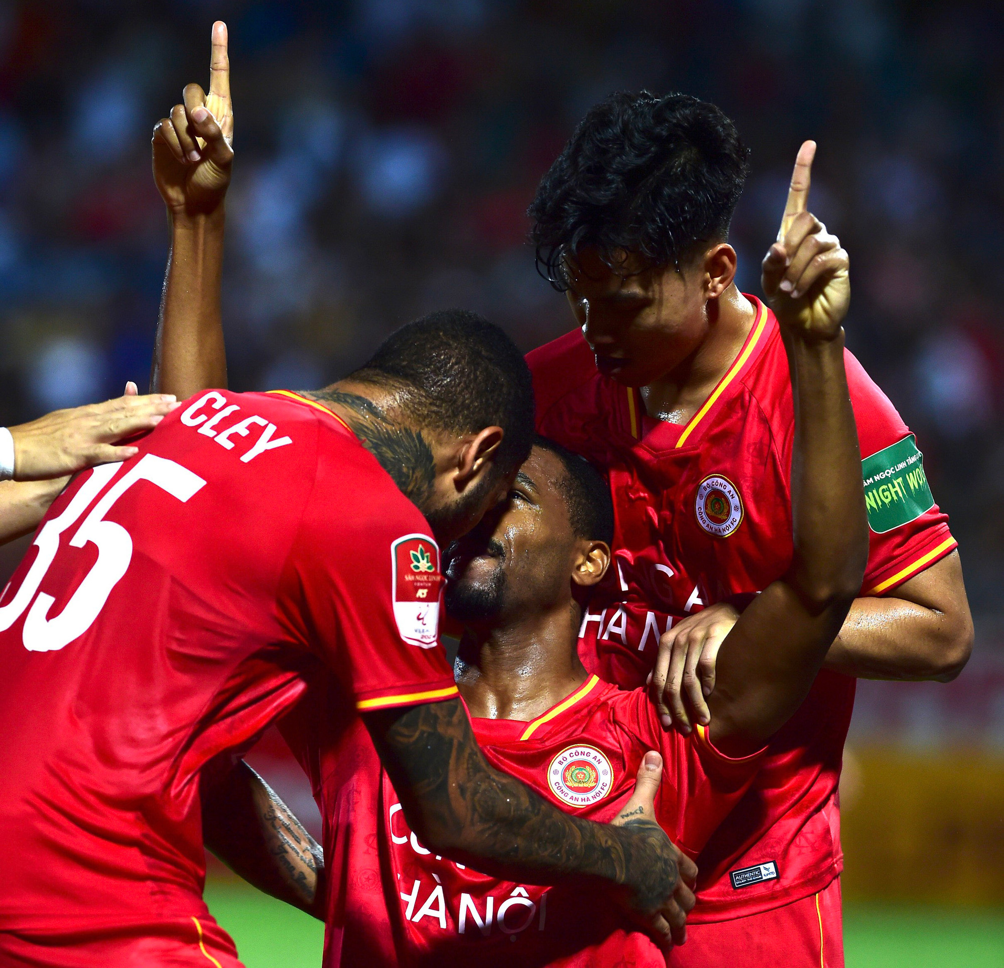 Bước vào hiệp 2 và ở ngay phút 47, Văn Hậu tạt bóng vào để Gustavo thoát xuống đệm bóng ghi bàn nâng tỷ số lên 2-1.