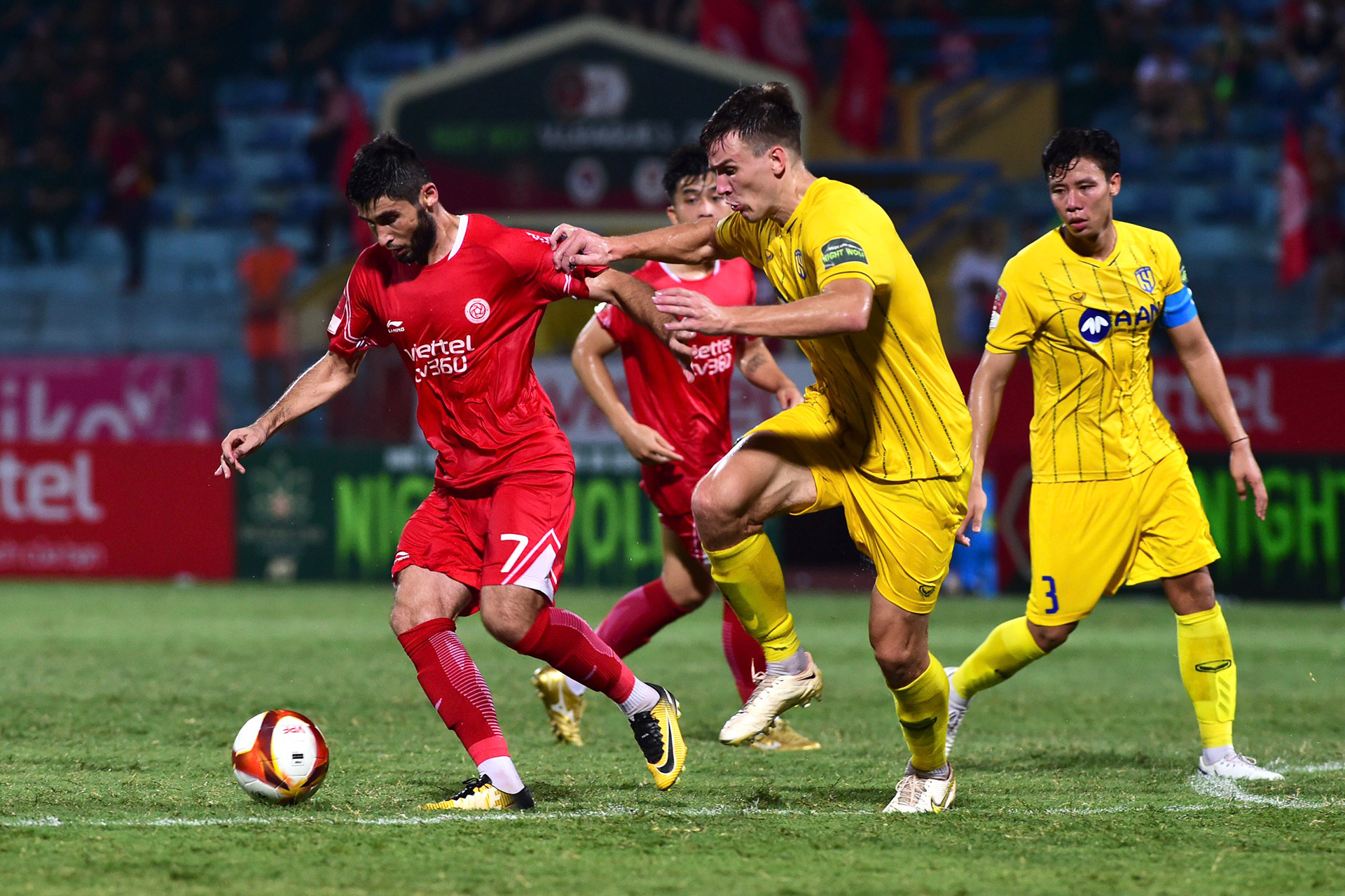 Hàng phòng ngự Viettel thi đấu tập trung.