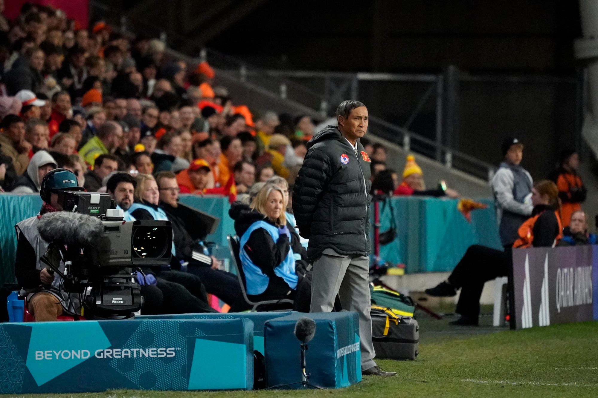 HLV Mai Đức Chung quan sát các học trò từ ngoài đường biên. HLV Mai Đức Chung quan sát các học trò từ ngoài đường biên.