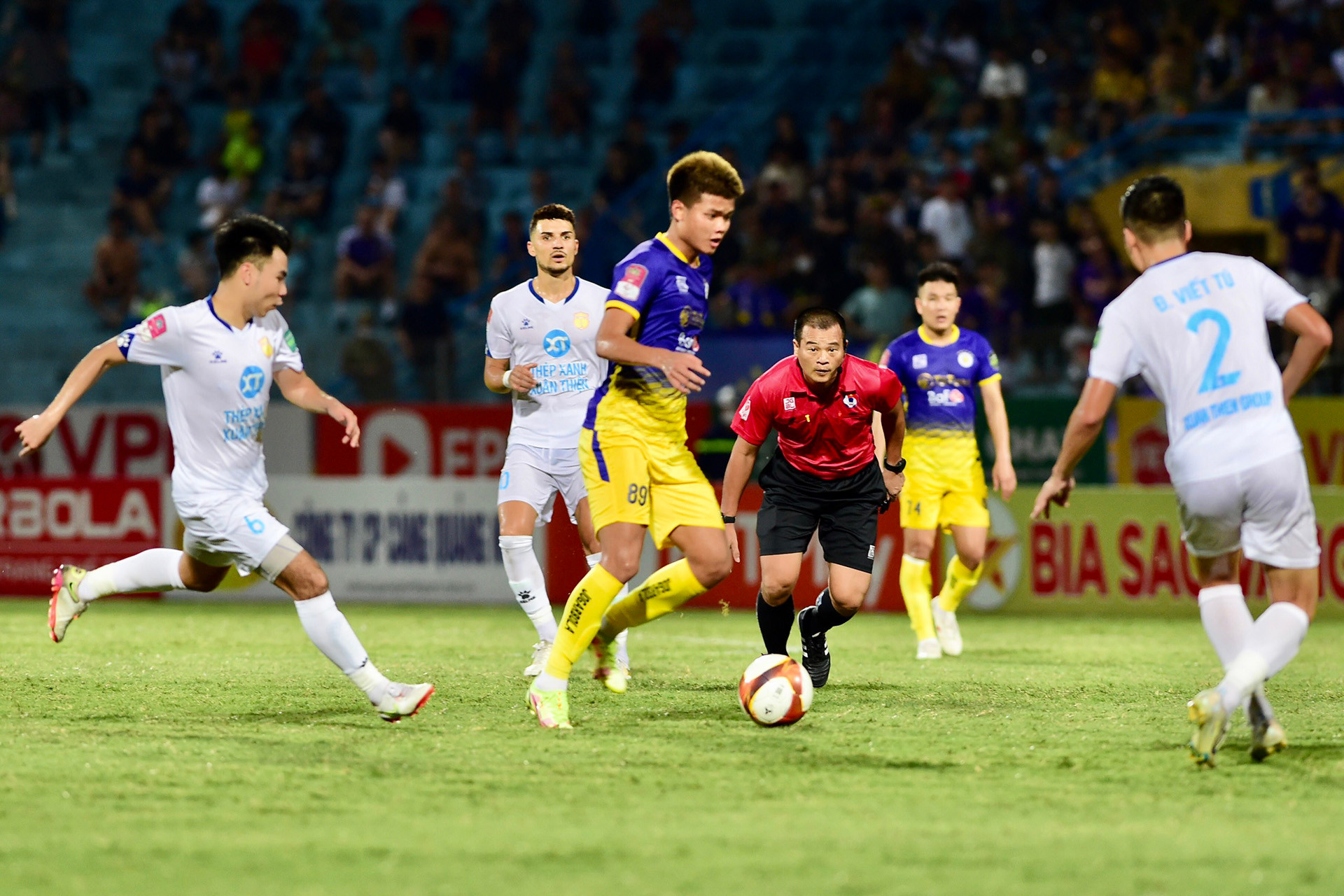 Tiền đạo của U22 Việt Nam - Nguyễn Văn Tùng thi đấu trong màu áo CLB Hà Nội.