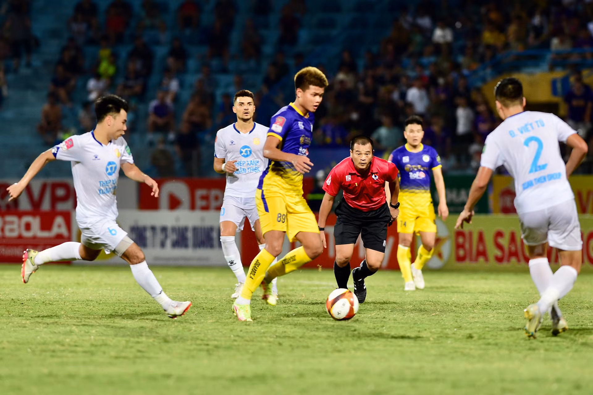 Tiền đạo của U22 Việt Nam - Nguyễn Văn Tùng thi đấu trong màu áo CLB Hà Nội.