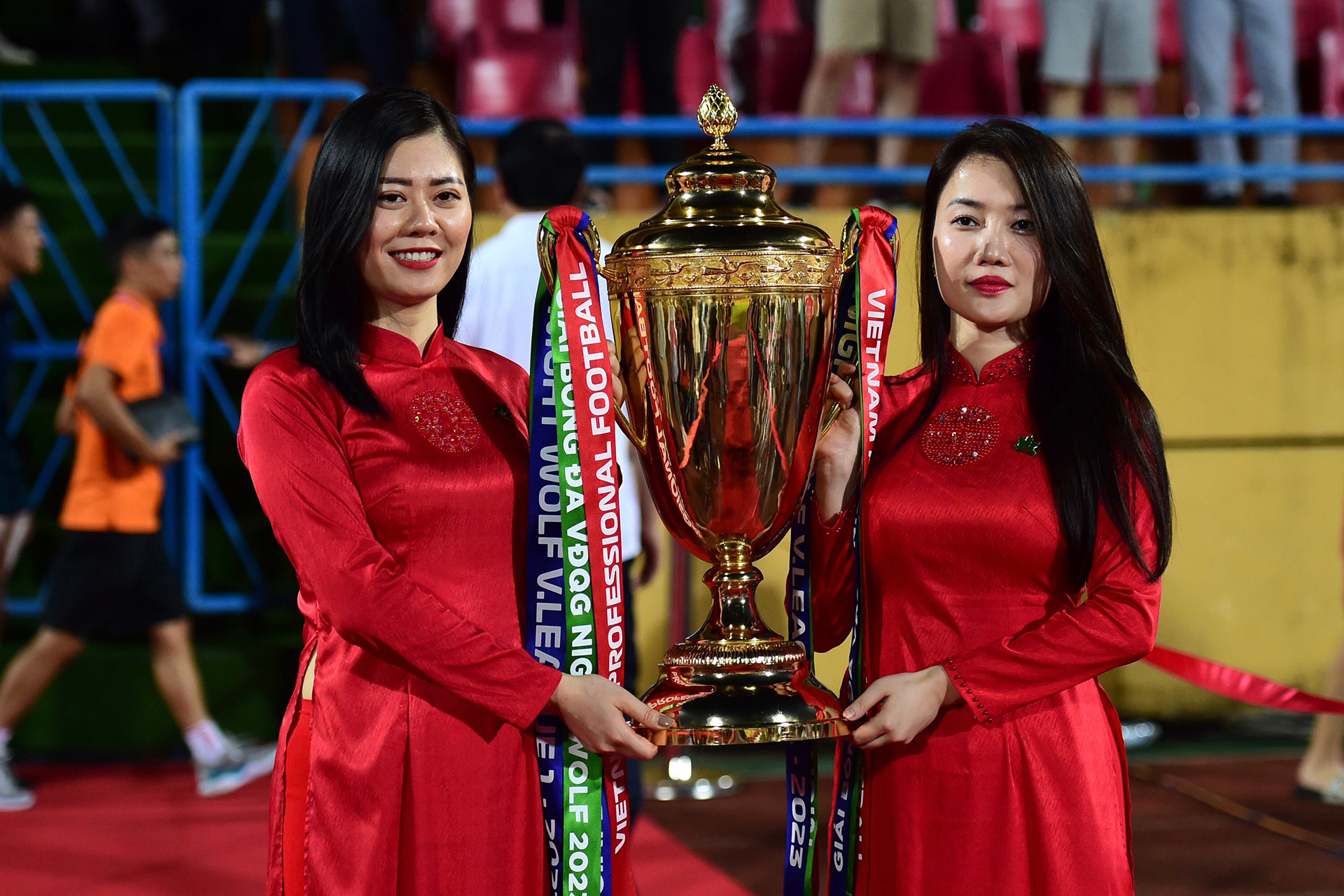 Cúp vô địch V-League 2023 được mang vào sân trước lễ trao giải.