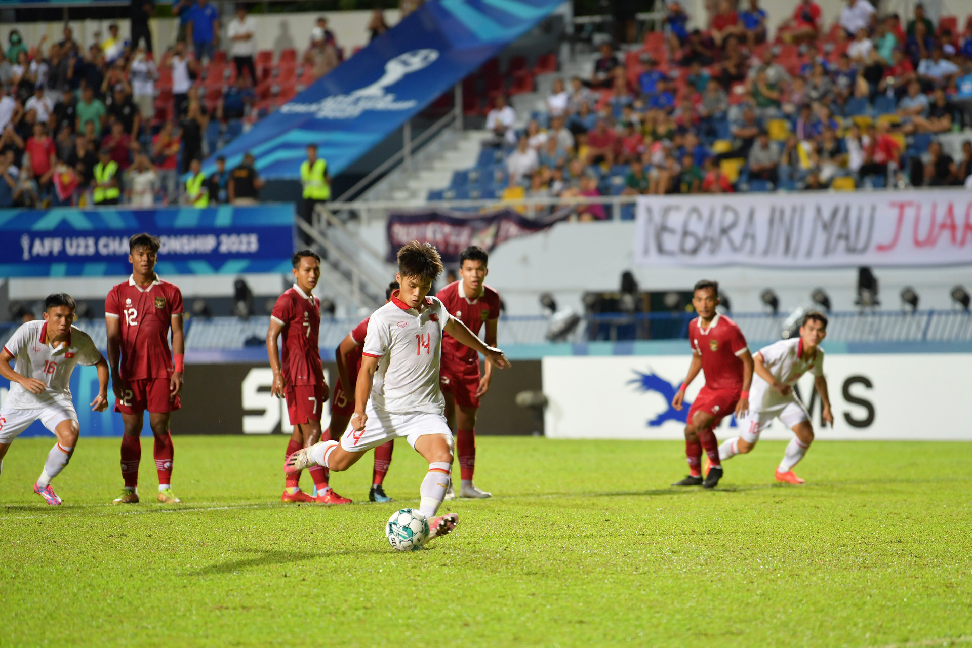 Phút 32, Quốc Việt không thể đem về bàn thắng trên chấm 11m.