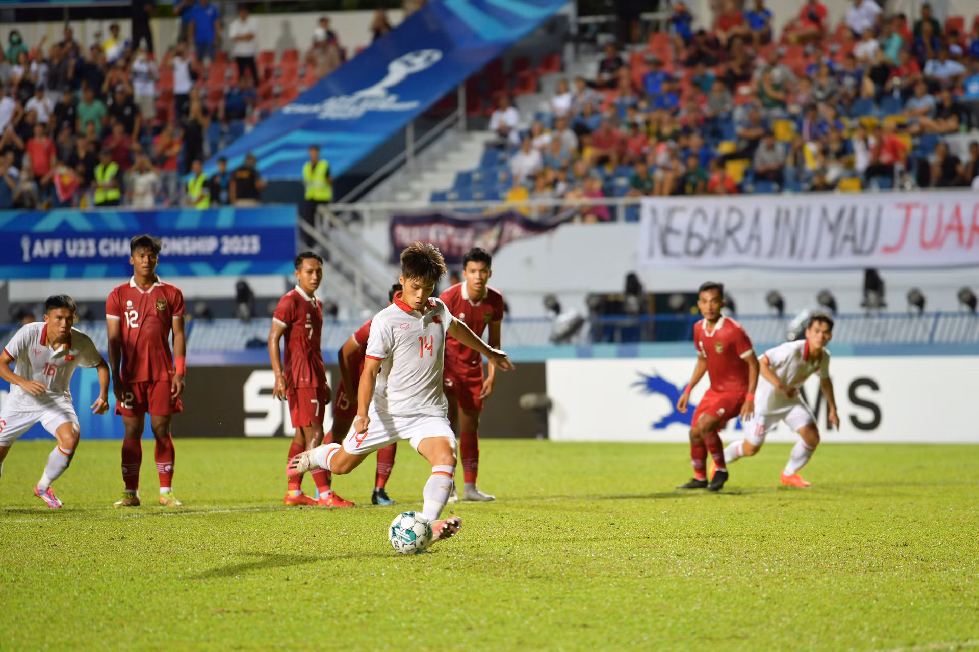 Phút 32, Quốc Việt không thể đem về bàn thắng trên chấm 11m.