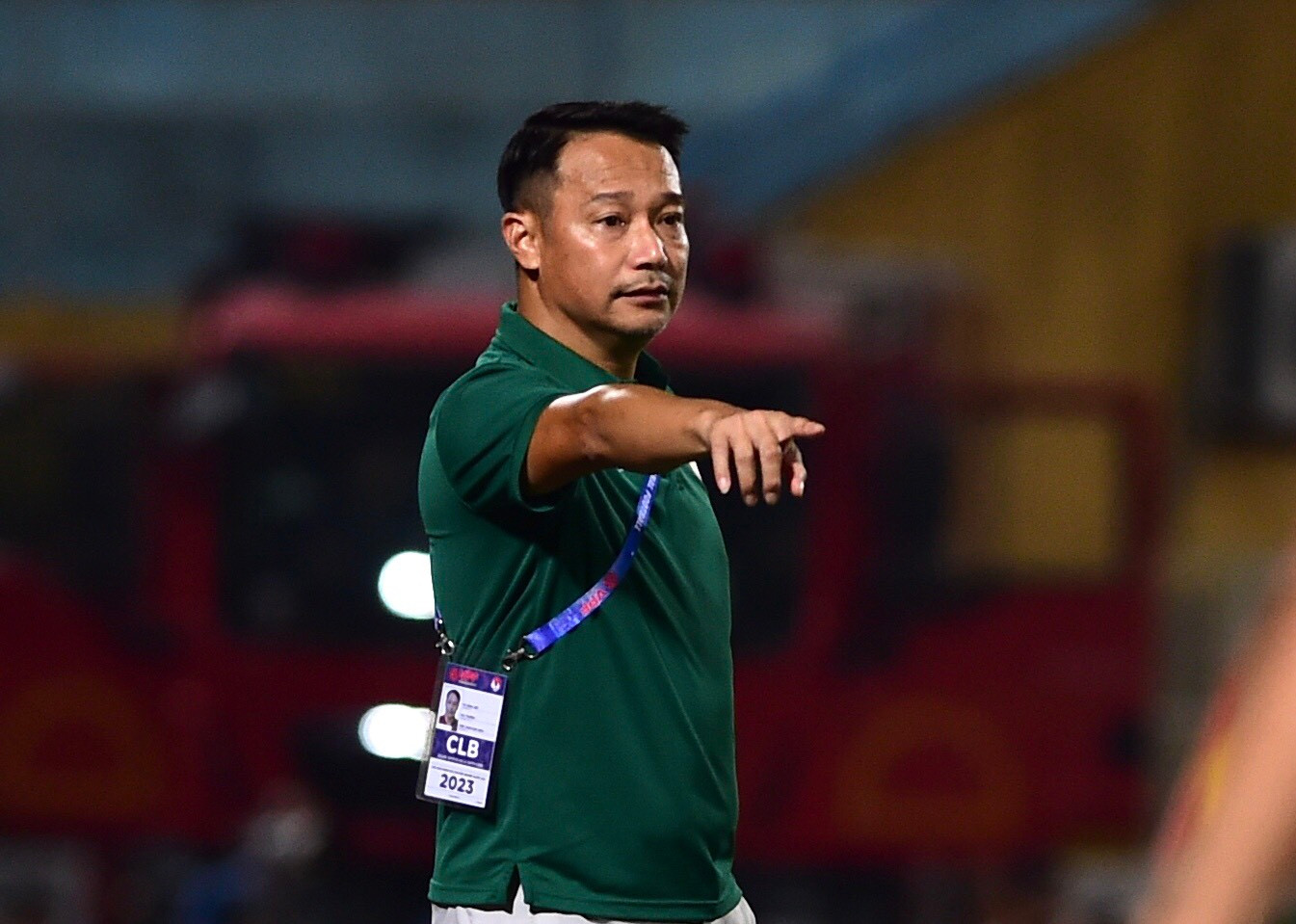 HLV Vũ Hồng Việt chỉ đạo các học trò Nam Định.