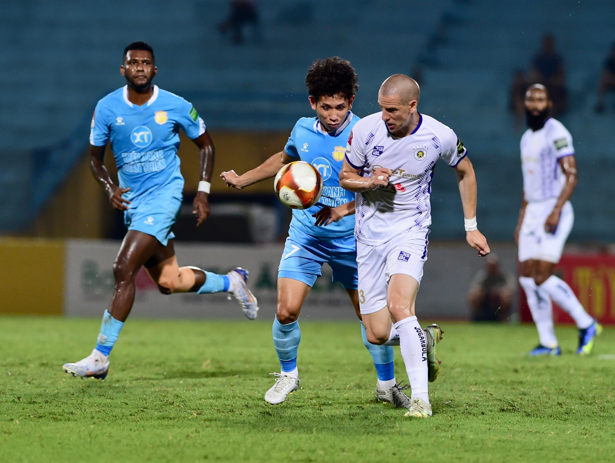 Nam Định chơi ăn miếng trả miếng với Hà Nội ngay từ lúc khai cuộc khiến tốc độ trận đấu diễn ra khá nhanh.