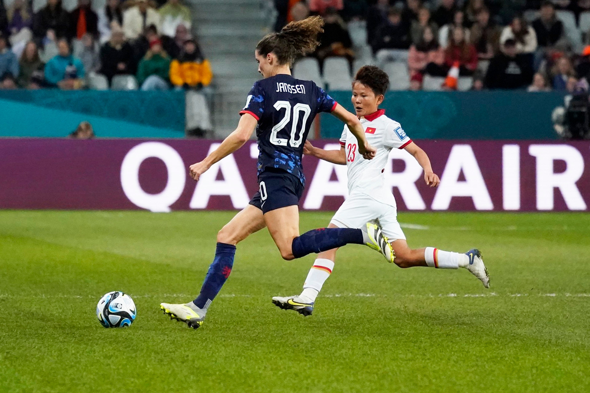 Khoảng cách về thể hình giữa đội tuyển nữ Việt Nam và các đội. (Ảnh: ĐỖ ĐẠT) Khoảng cách về thể hình giữa đội tuyển nữ Việt Nam và các đội. (Ảnh: ĐỖ ĐẠT)