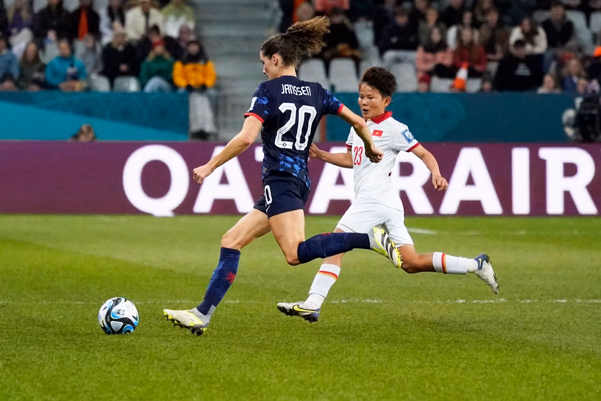 Khoảng cách về thể hình giữa đội tuyển nữ Việt Nam và các đội. (Ảnh: ĐỖ ĐẠT)