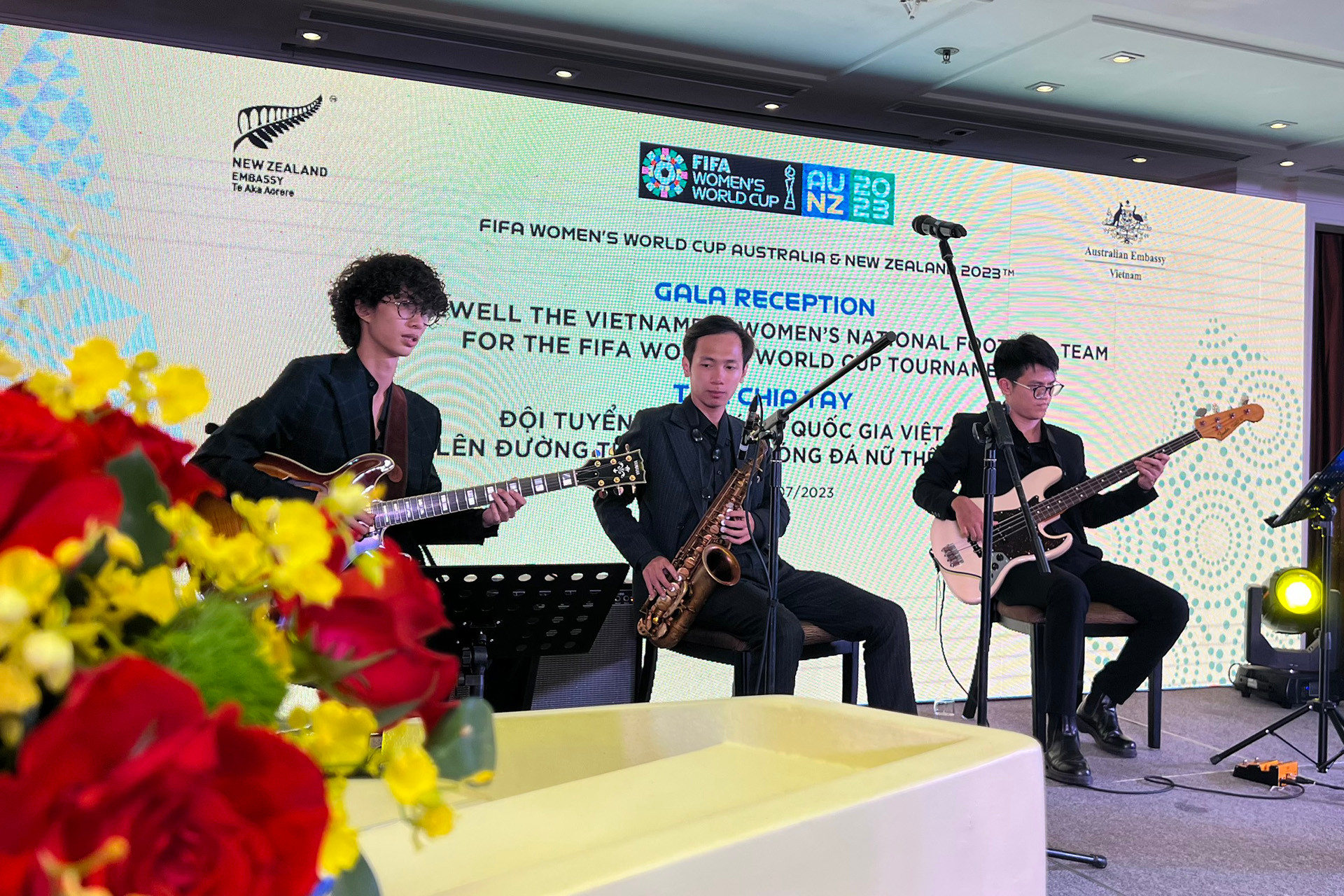 Biểu diễn nghệ thuật tại buổi tiệc chia tay. Biểu diễn nghệ thuật tại buổi tiệc chia tay.