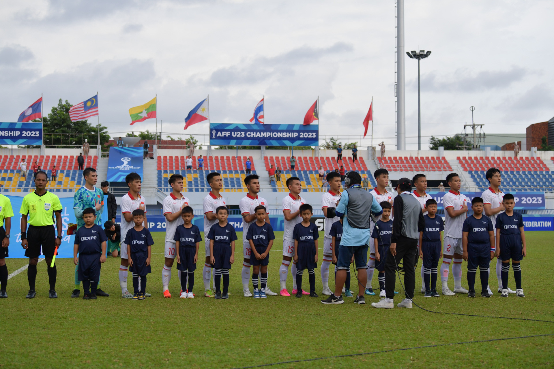 Đội hình xuất phát của U23 Việt Nam thực hiện nghi thức hát quốc ca.