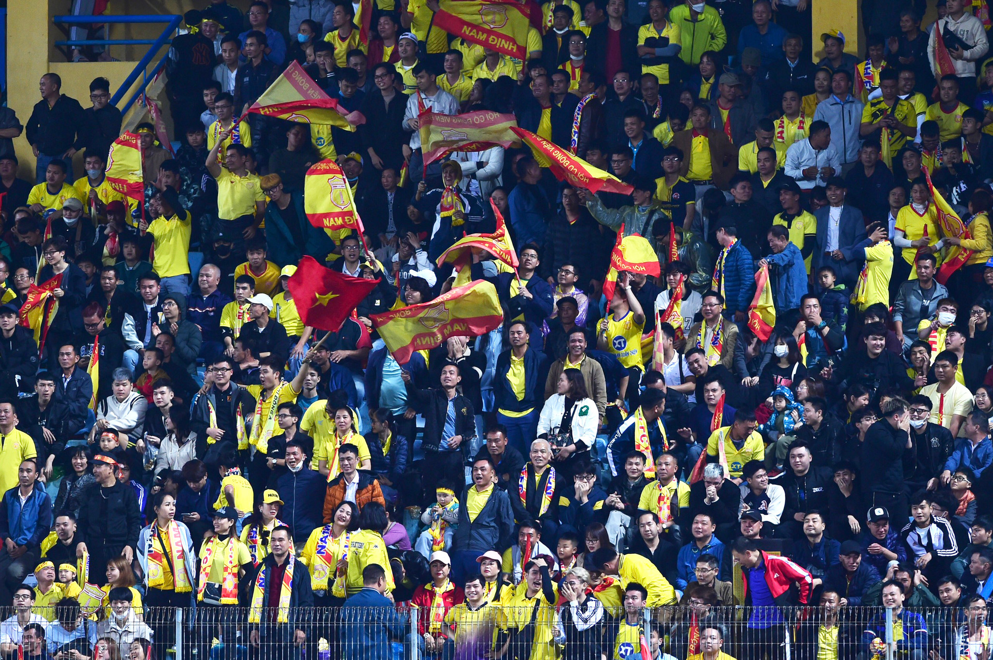 Các cổ động viên Nam Định không quản đường xa đến với thủ đô.