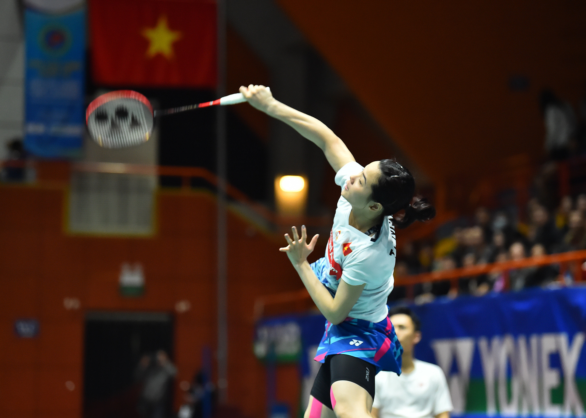 Những pha đánh cầu liên tiếp lúc sâu xuống cuối sân, lúc ngắn ở trên lưới giúp cho Thùy Linh liên tiếp ghi điểm.