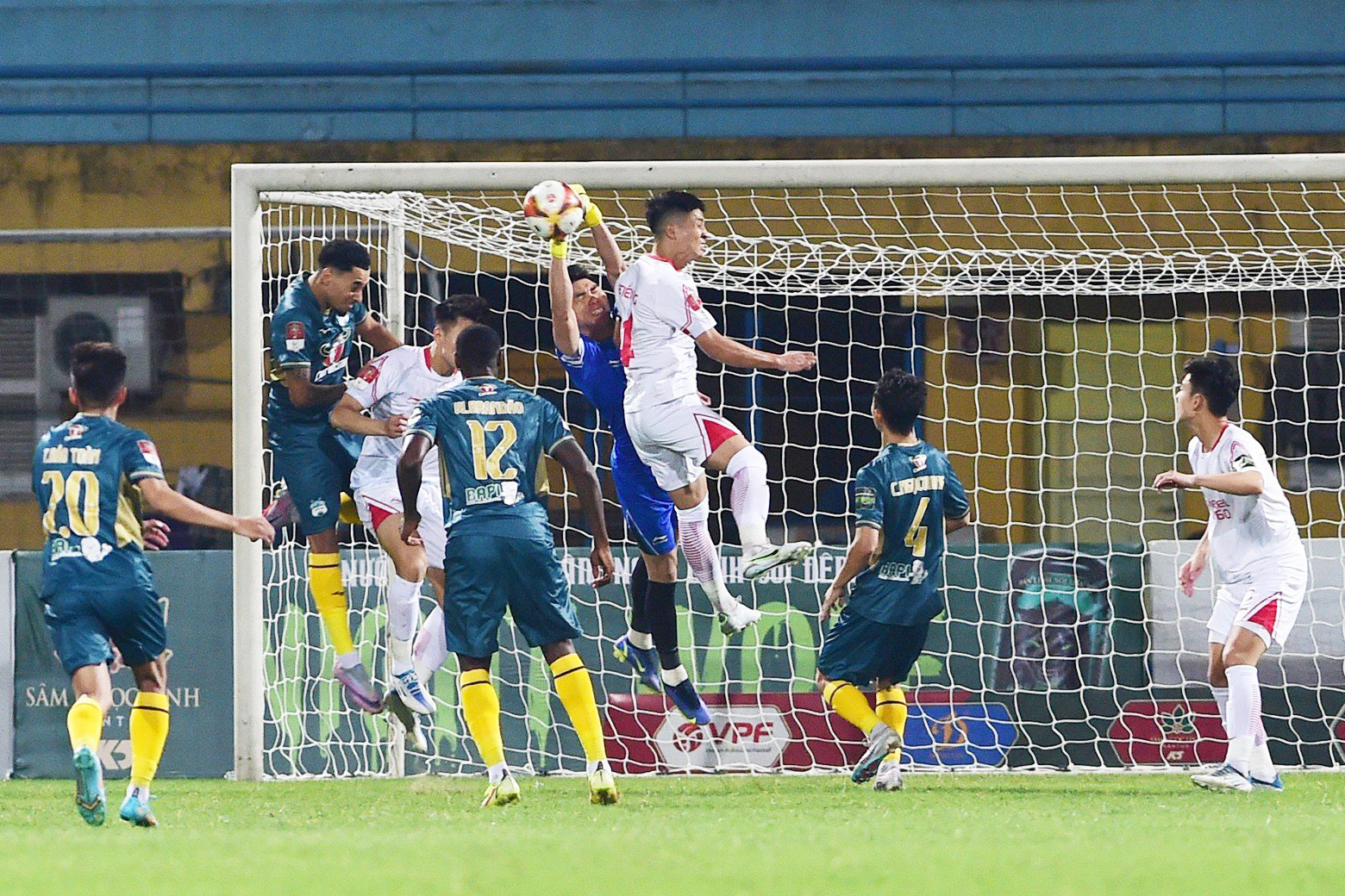 Pha bóng nguy hiểm trước khung thành Viettel.