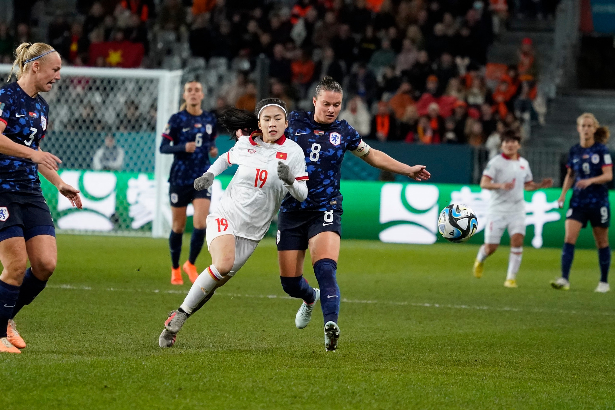 Thanh Nhã bứt tốc trước một cầu thủ Hà Lan. Thanh Nhã bứt tốc trước một cầu thủ Hà Lan.