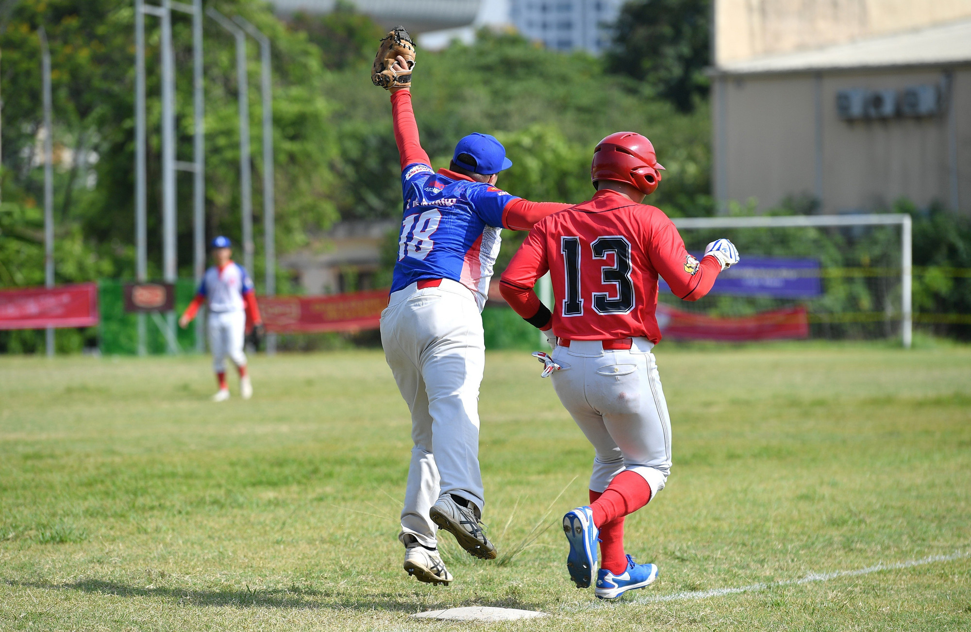 Bứt tốc chạm base sau khi đánh trúng bóng.