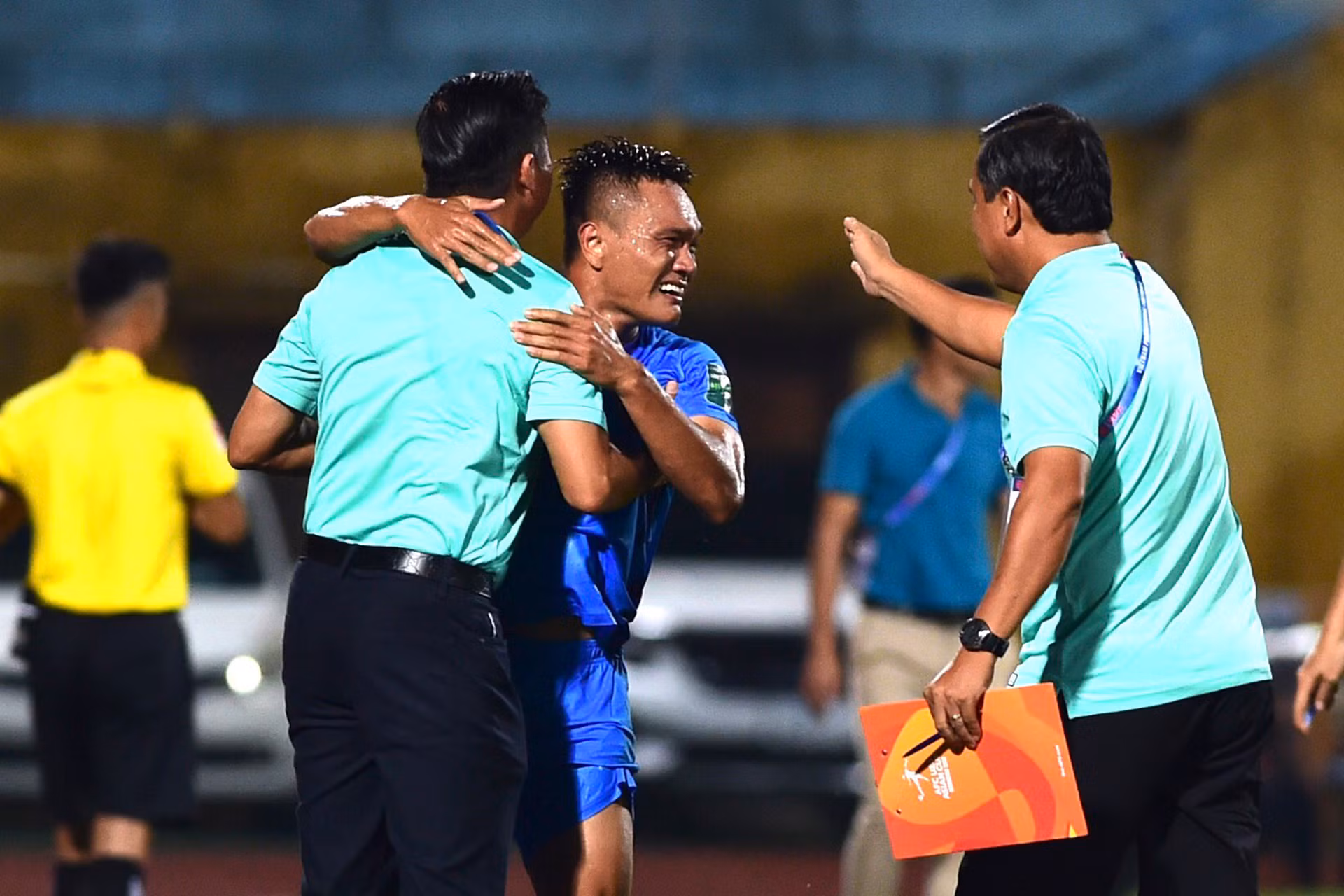 Phút 45, từ quả treo bóng của cầu thủ Bình Dương vào vòng cấm Viettel, thủ môn Văn Phong lao ra bắt bóng nhưng để tuột khỏi tay khi tiếp đất. Quang Hùng lập tức dứt điểm vào lưới trống, gỡ hòa 1-1 cho đội khách.