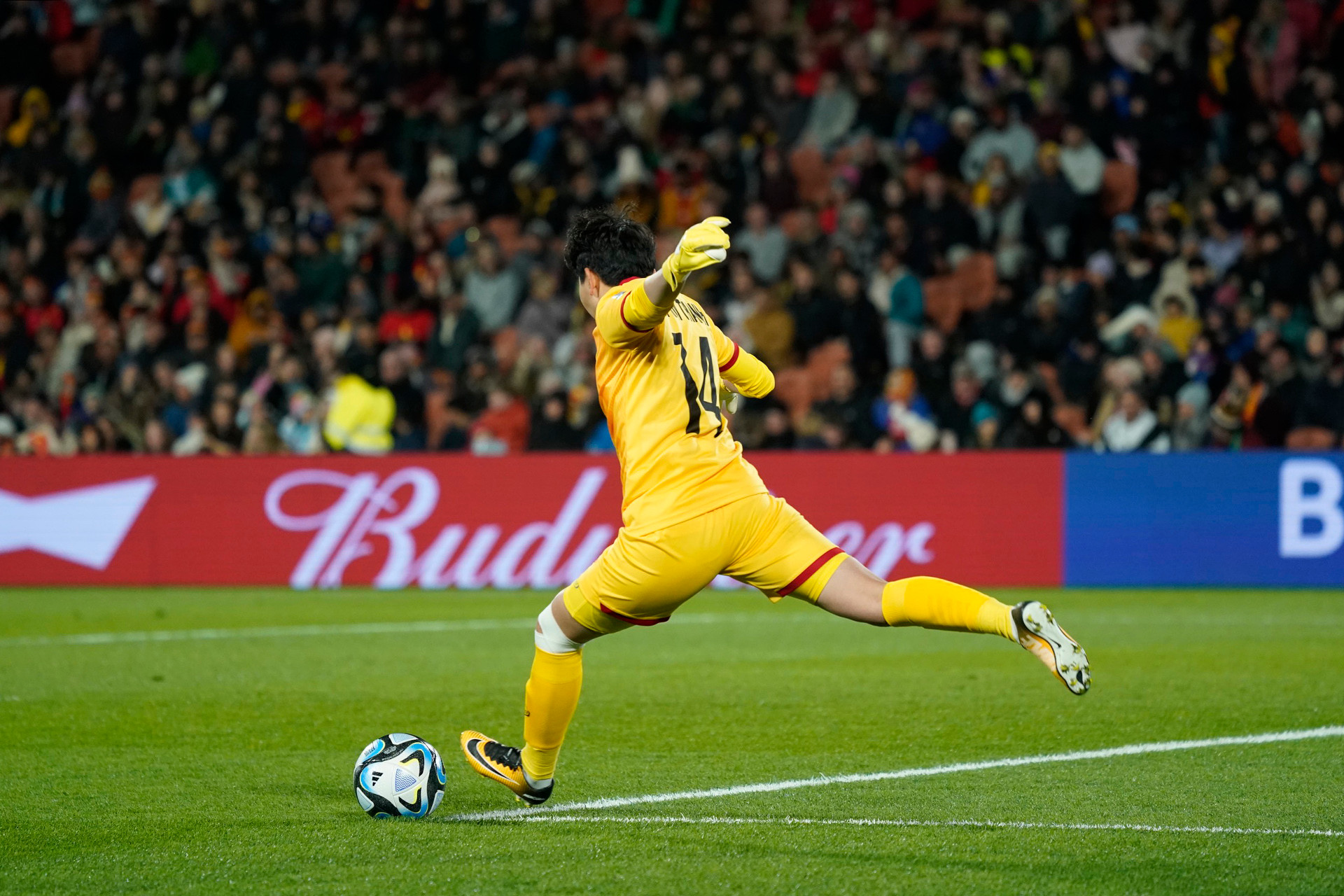 Thủ thành Kim Thanh phải hoạt động liên tục trước sóng gió khung thành.