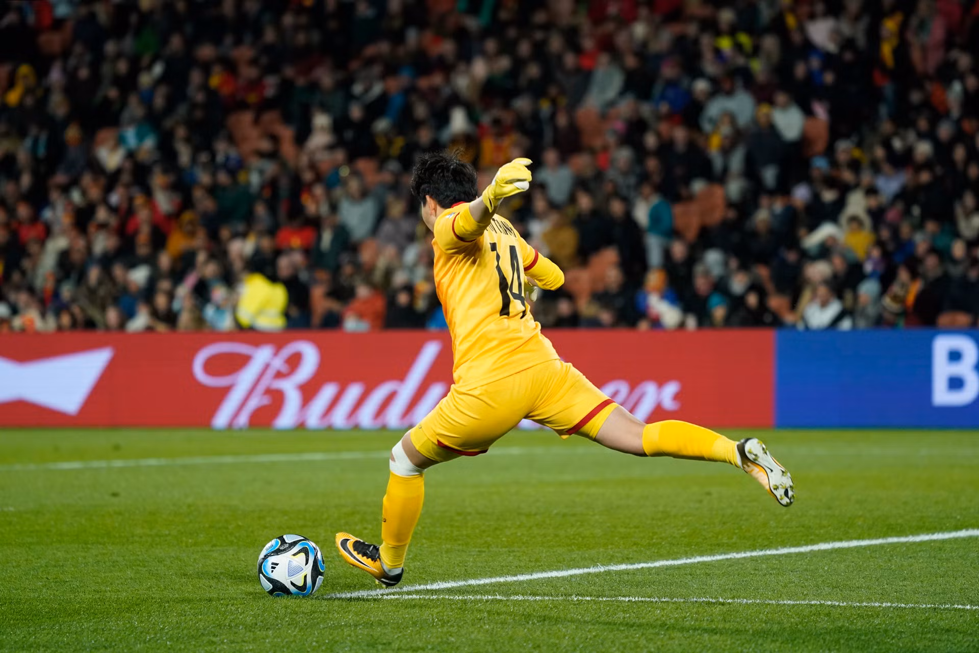 Thủ thành Kim Thanh phải hoạt động liên tục trước sóng gió khung thành.