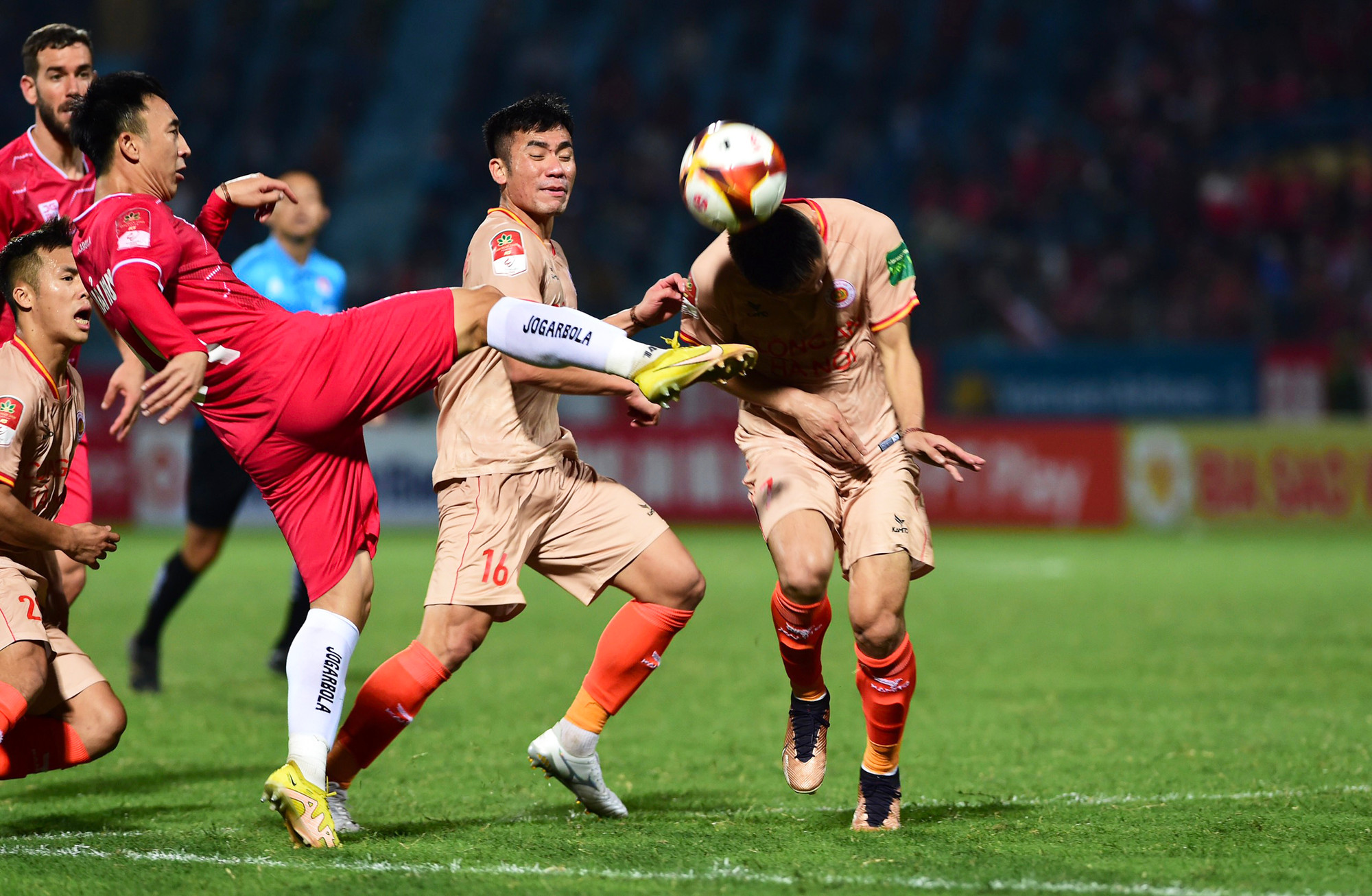 Tiếp tục tranh chấp quyết liệt.