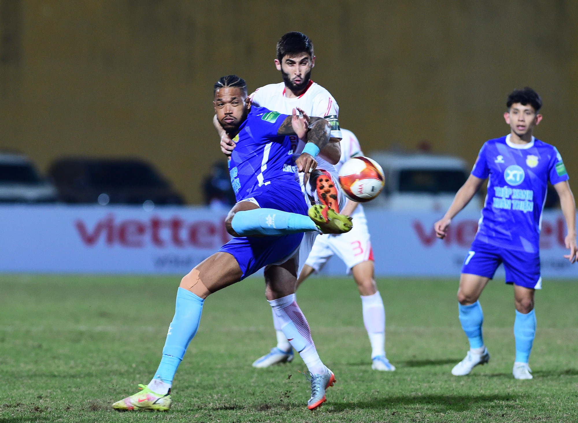 Jeferson Elias can thiệp đường đón bóng của Dominic Vinicious.