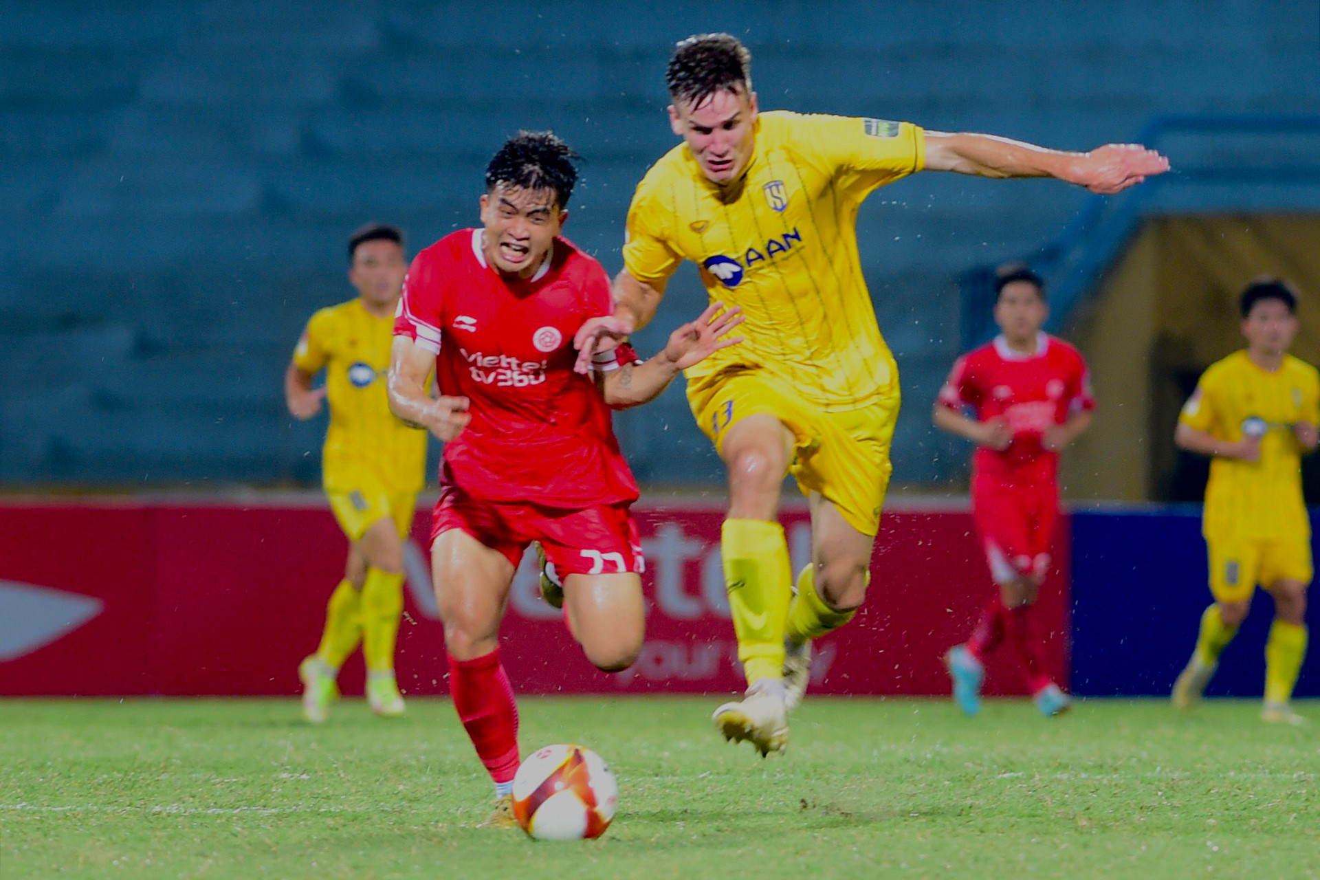 Bị dẫn trước 2-0 nhưng các cầu thủ Sông Lam Nghệ An vẫn nỗ lực tìm kiếm cơ hội.