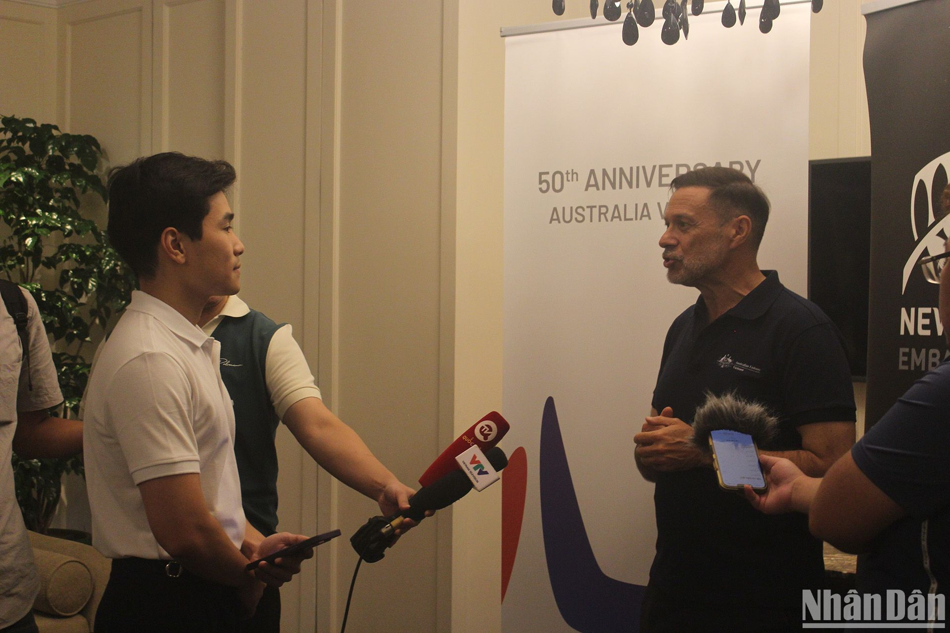 Trả lời phỏng vấn của Báo Nhân Dân, Đại sứ Australia Andrew Goledzinowski cho biết: "Mặc dù có rất nhiều đội mạnh nhưng tôi tin Việt Nam và Australia sẽ làm được điều bất ngờ. Thậm chí nếu Việt Nam vào sâu, tôi sẽ về Australia và trực tiếp theo dõi đội tuyển của các bạn". Trả lời phỏng vấn của Báo Nhân Dân, Đại sứ Australia Andrew Goledzinowski cho biết: "Mặc dù có rất nhiều đội mạnh nhưng tôi tin Việt Nam và Australia sẽ làm được điều bất ngờ. Thậm chí nếu Việt Nam vào sâu, tôi sẽ về Australia và trực tiếp theo dõi đội tuyển của các bạn".