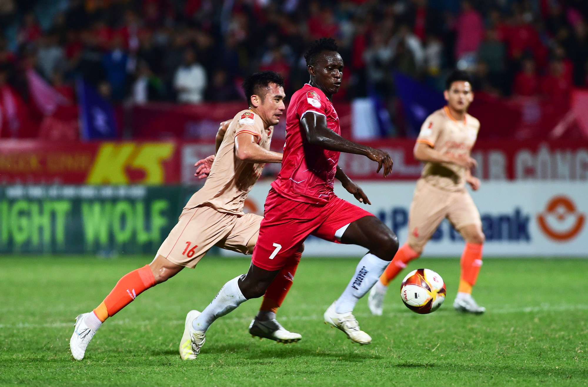 Rượt đuổi giành quyền kiểm soát bóng.