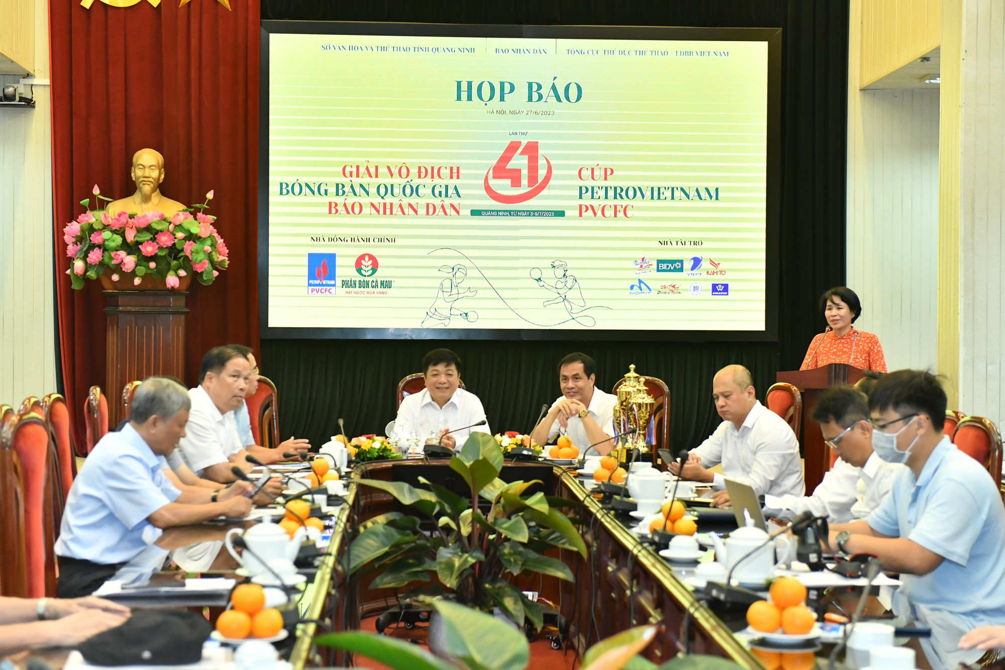 Các đại biểu cùng đại diện các cơ quan báo chí tham dự buổi họp báo.