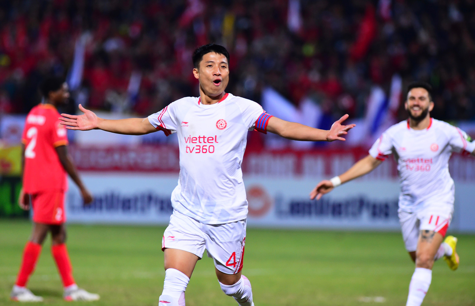 Trong những đường tấn công đầu tiên, ở phút 15, trung vệ Bùi Tiến Dũng đã mở tỷ số cho Viettel nhờ pha đánh đầu từ đường kiến tạo của Hoàng Đức.