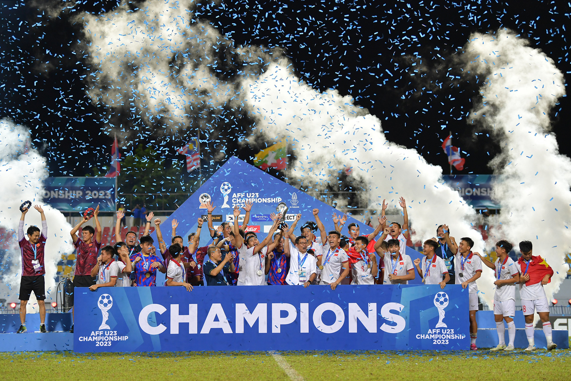 Huấn luyện viên Hoàng Anh Tuấn cùng các học trò nâng cao chiếc Cúp vô địch danh giá.