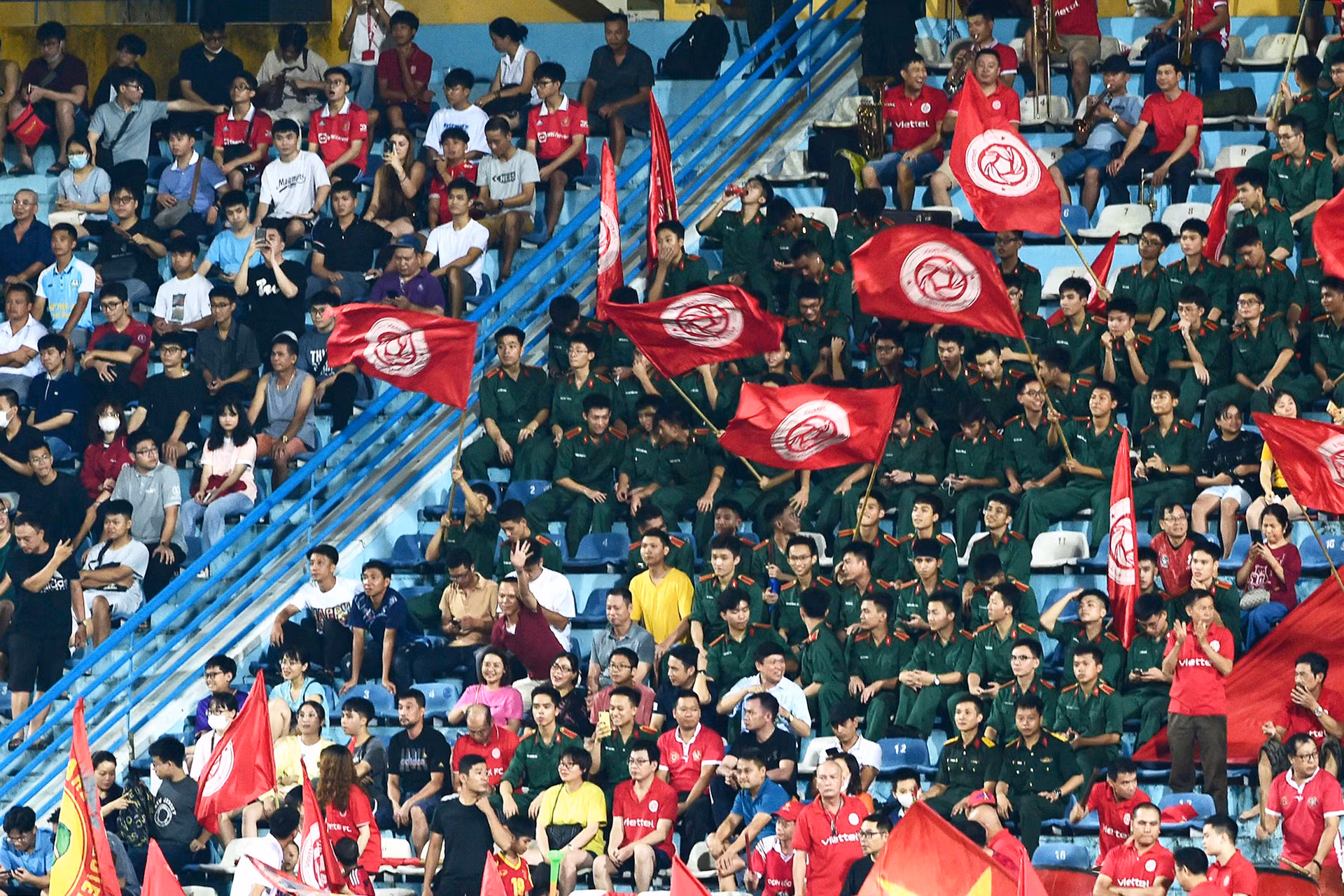 Cổ động viên câu lạc bộ Viettel.