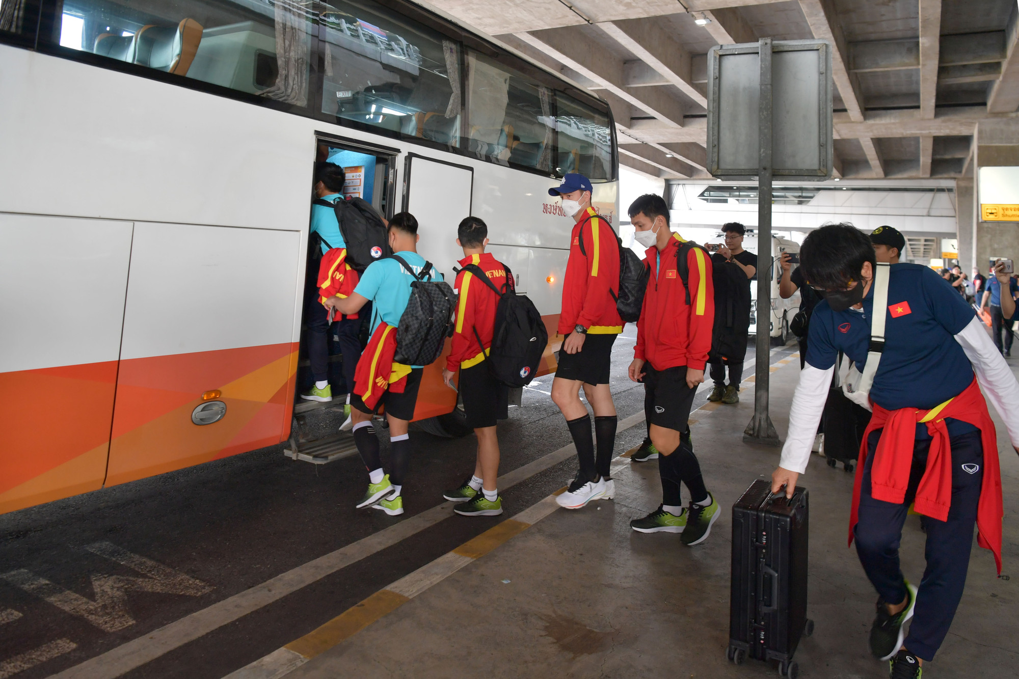 Các thành viên đội tuyển Việt Nam lên xe về nơi lưu trú tại khách sạn Novotel Bangkok Impact.