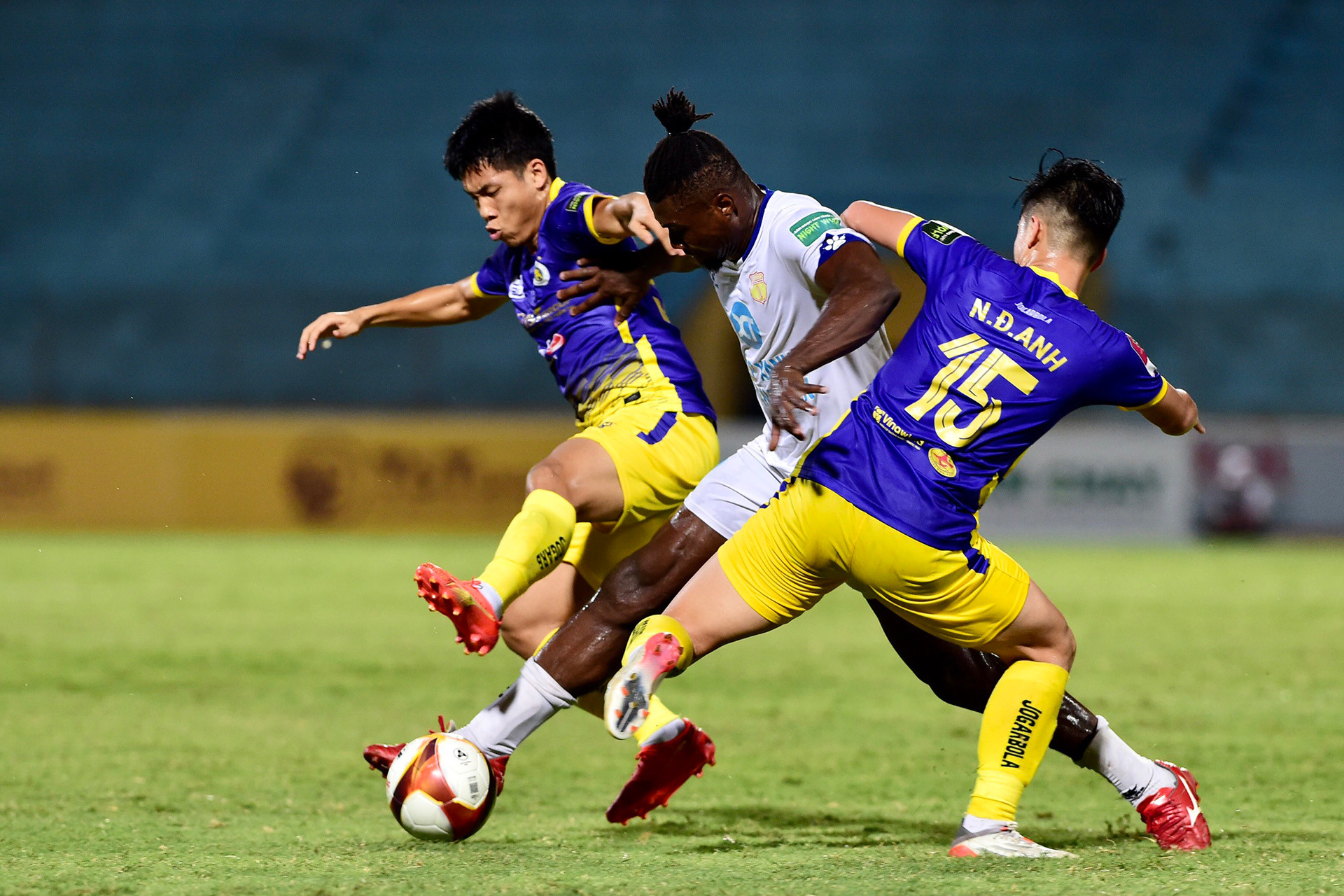 Hà Nội chọn lối chơi phòng ngự phản công tạo cơ hội cho đội khách kiểm soát bóng nhiều hơn. Tuy nhiên, hàng công của Nam Định tỏ ra khá bế tắc.