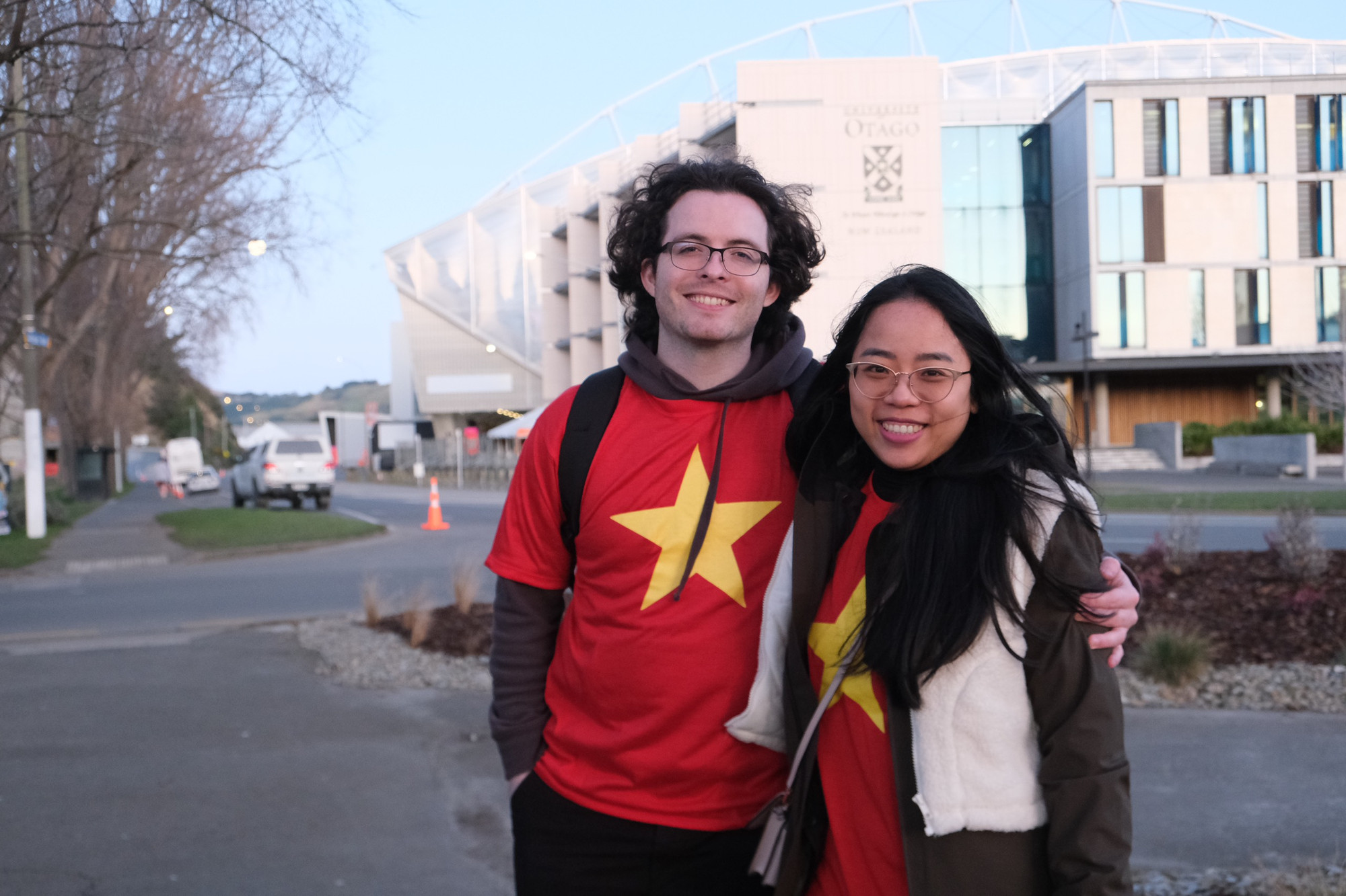 Một cổ động viên Việt Nam cùng bạn trai.