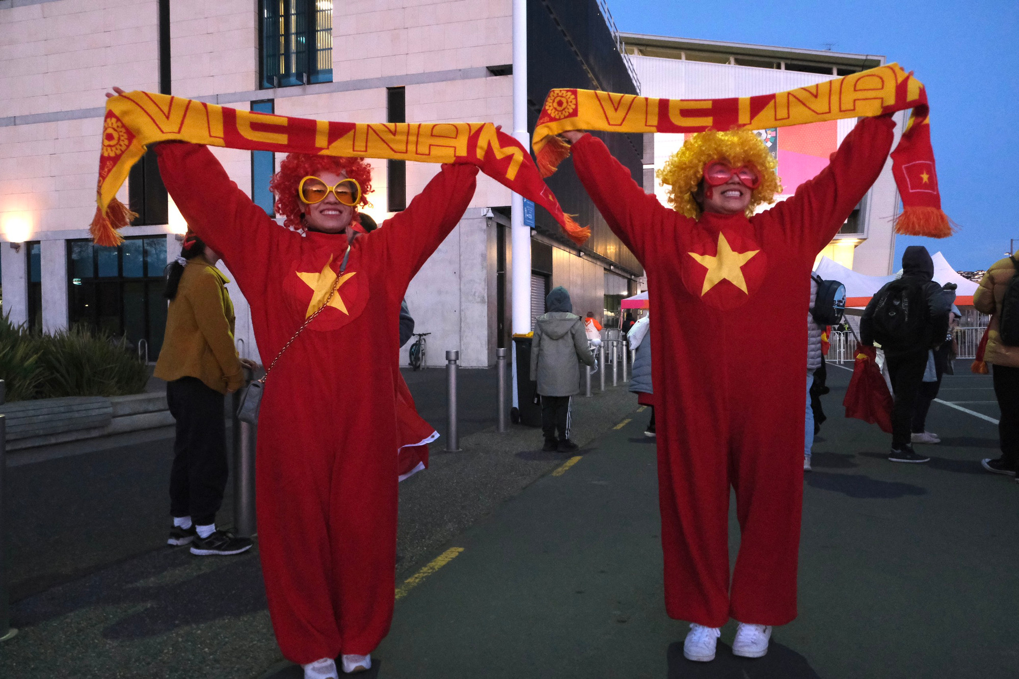 Trang phục độc đáo của cặp cổ động viên Việt Nam.