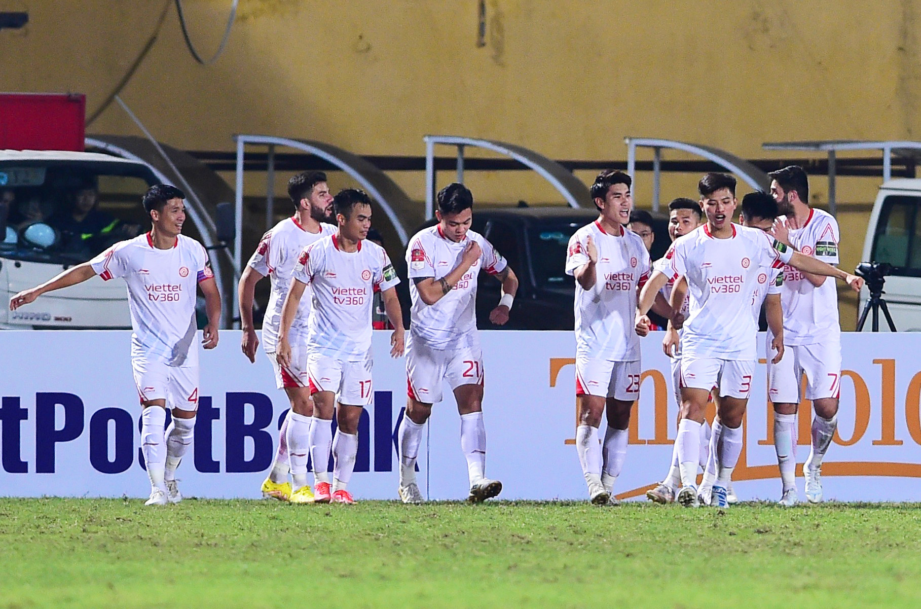 Cầu thủ Viettel ăn mừng bàn thắng thứ hai ở phút ở phút 61. Vào sân thay cho Hoàng Đức, Đức Chiến lập tức nổ súng để nâng tỷ số lên 2-0.