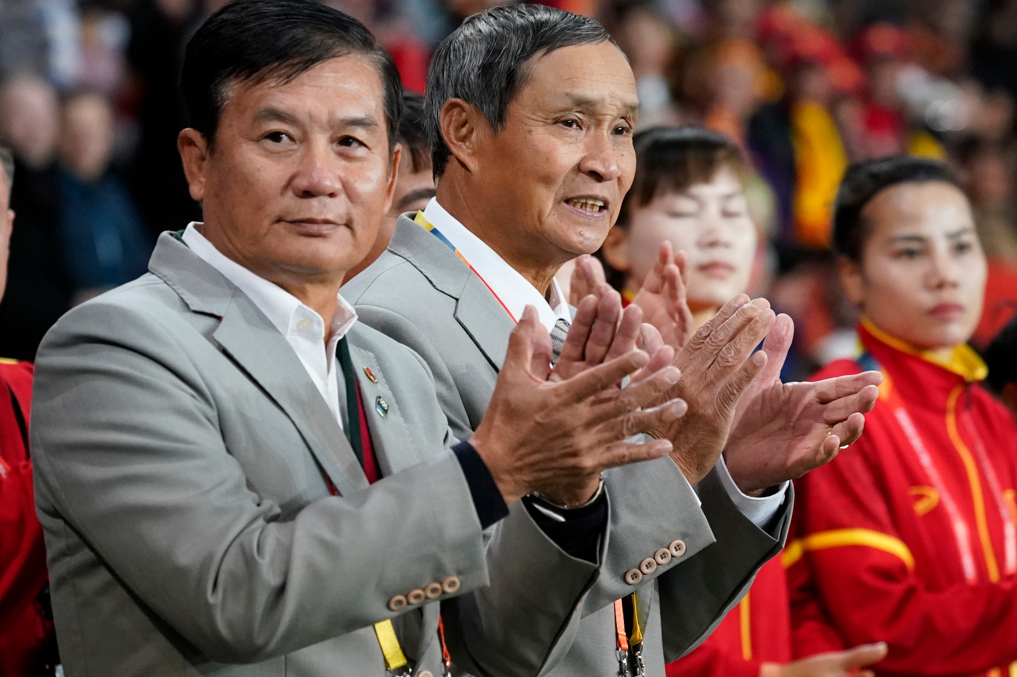 Huấn luyện viên Mai Đức Chung (phải) cùng ban huấn luyện. Huấn luyện viên Mai Đức Chung (phải) cùng ban huấn luyện.