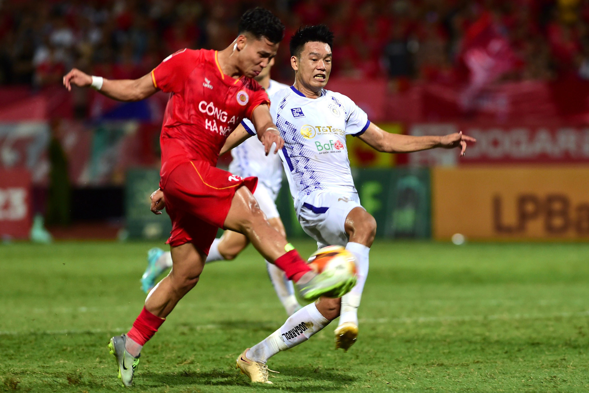 Hàng thủ thì chịu sức ép từ các chân sút áo đỏ.